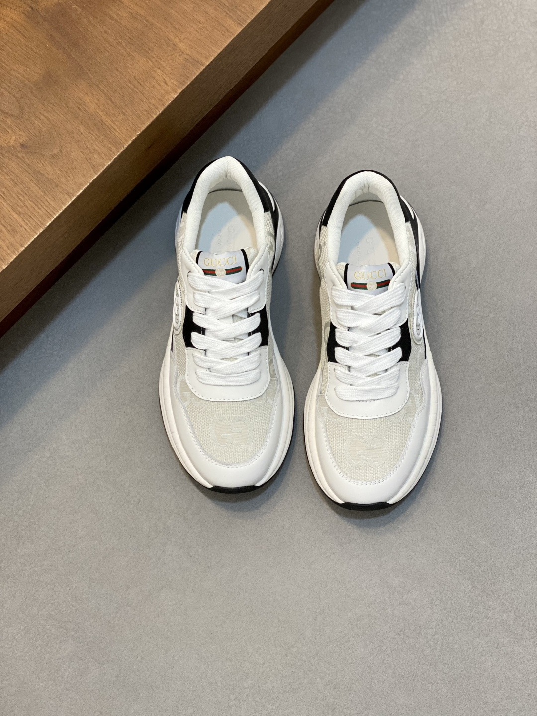 구찌(GUCCI) 빈티지 무드 데일리 스니커즈 신발