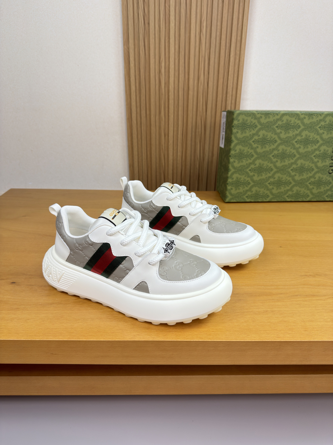 구찌(GUCCI) 하이엔드 엠보 로고 스니커즈 신발