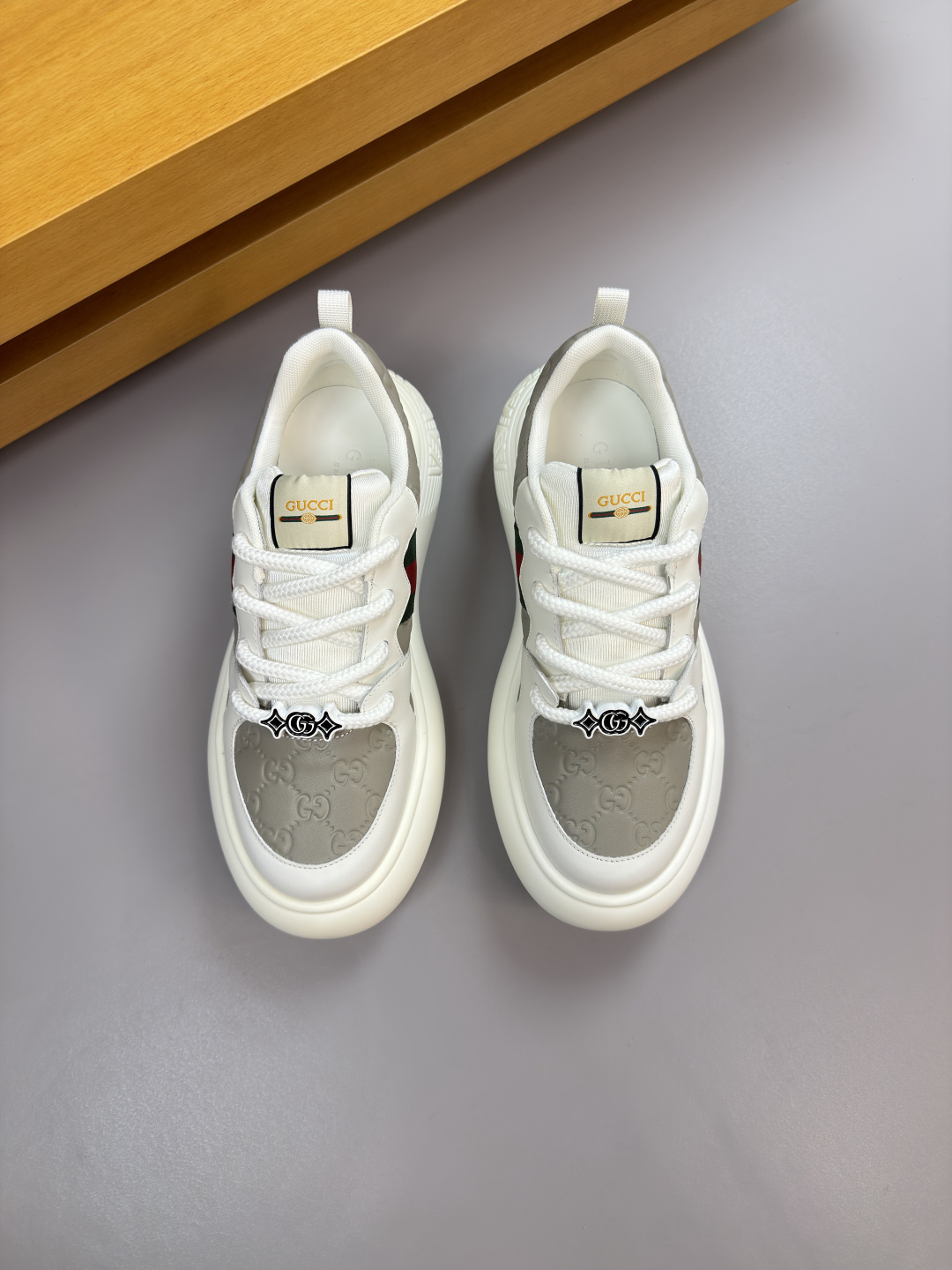 구찌(GUCCI) 하이엔드 엠보 로고 스니커즈 신발