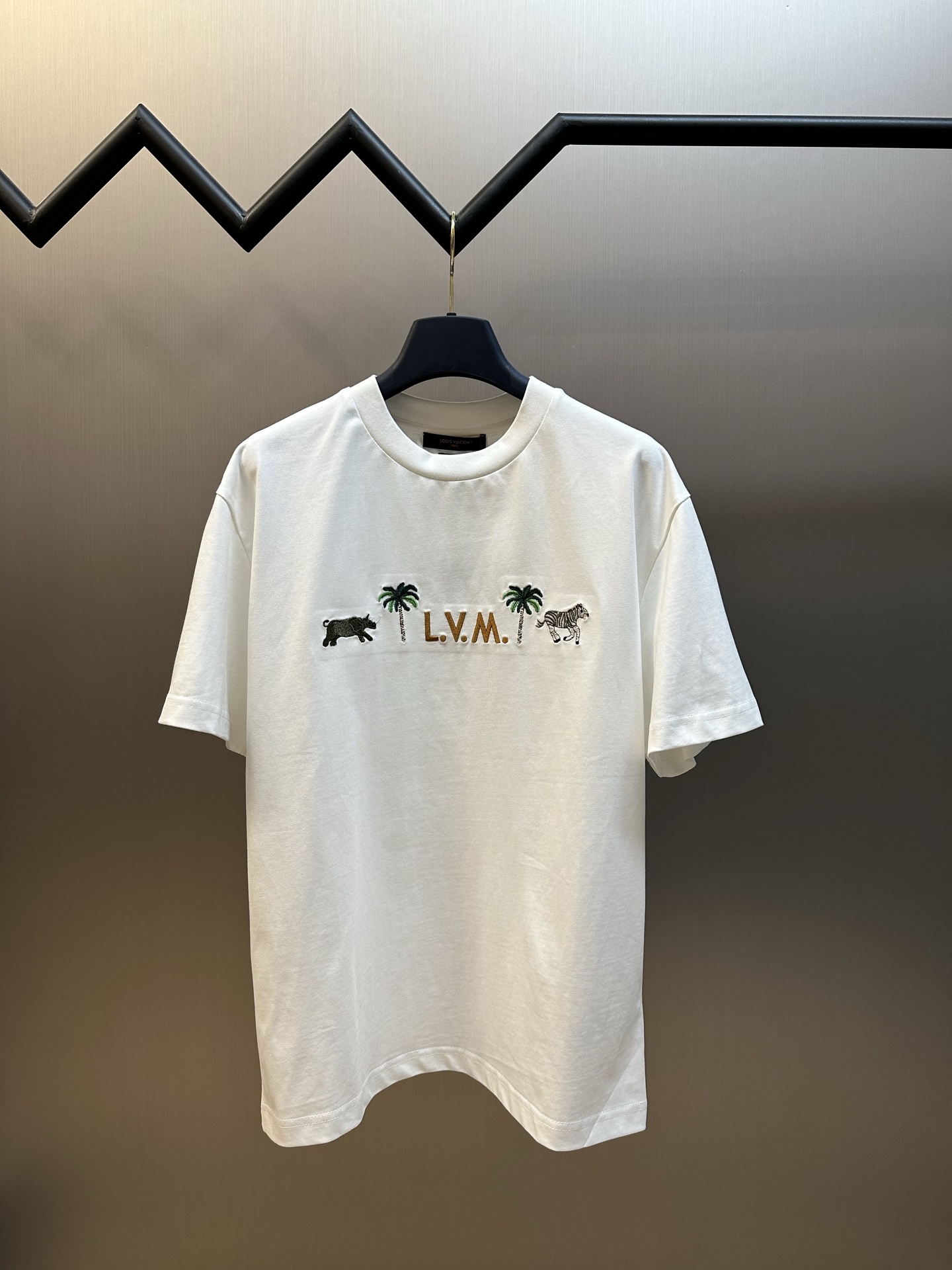 루이비통(LV) 애니멀 자수 크루넥 반팔 티셔츠 의류