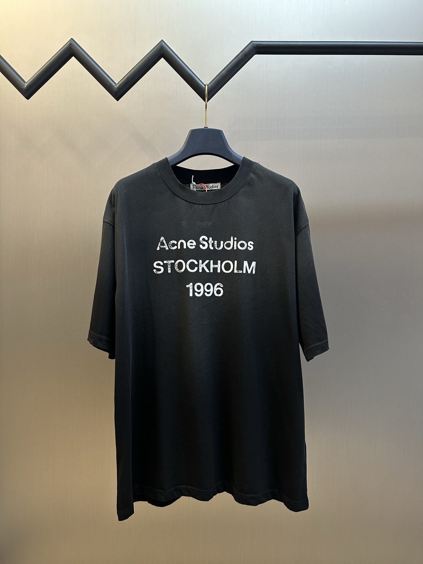 아크네(Acne studios) 스프레이 워싱 로고 반팔 의류