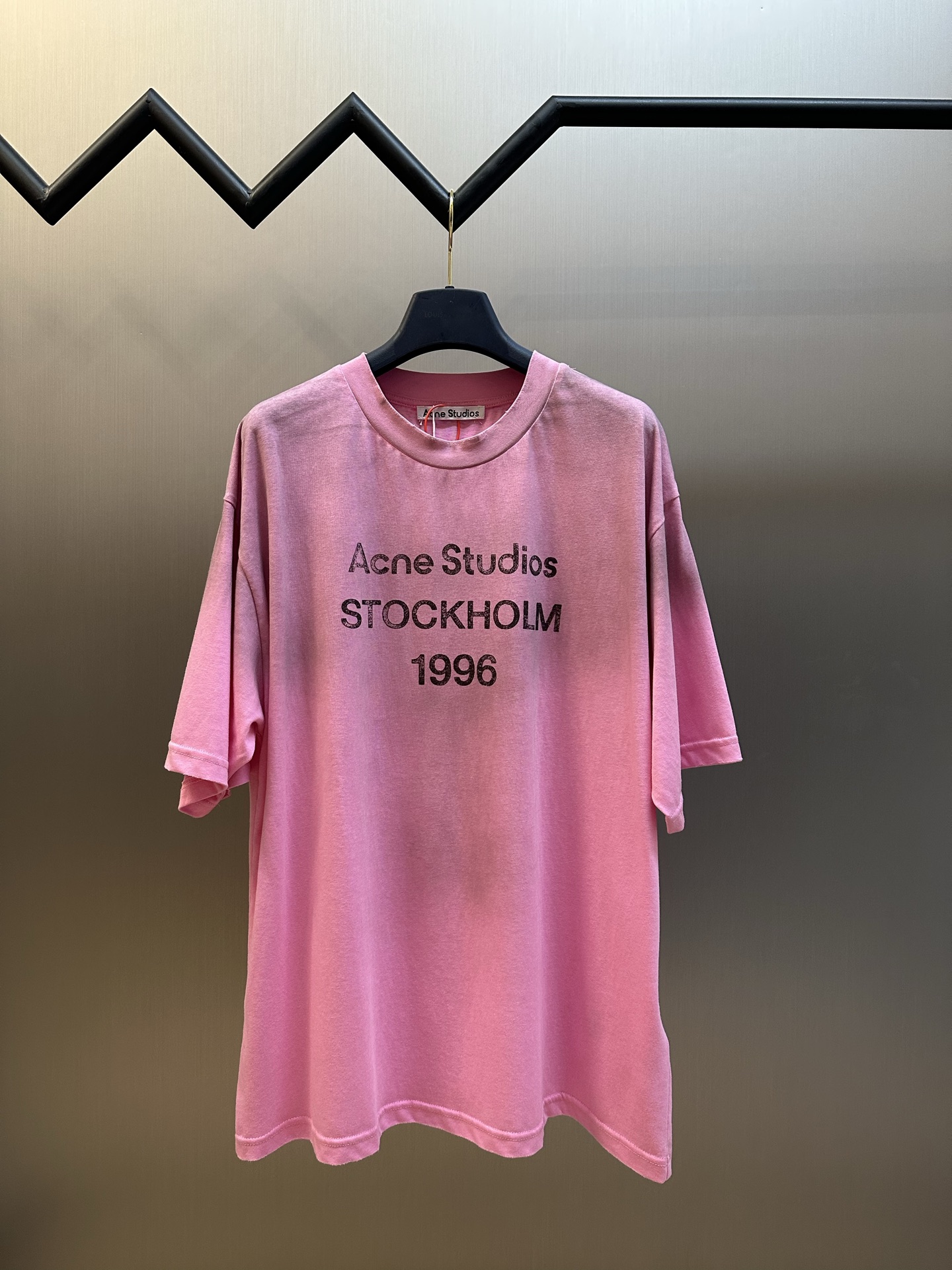 아크네(Acne studios) 스프레이 워싱 로고 반팔 의류