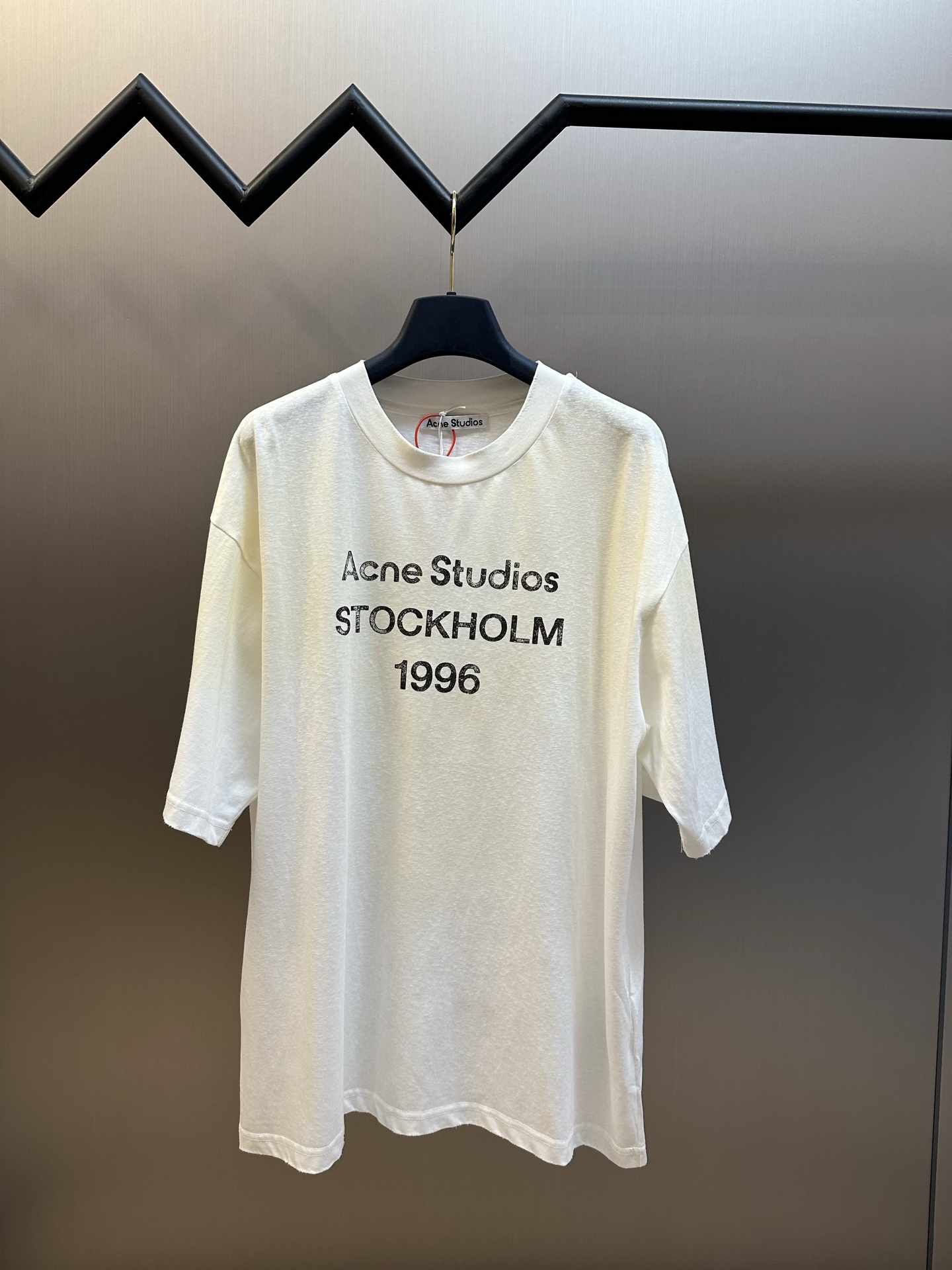 아크네(Acne studios) 스프레이 워싱 로고 반팔 의류