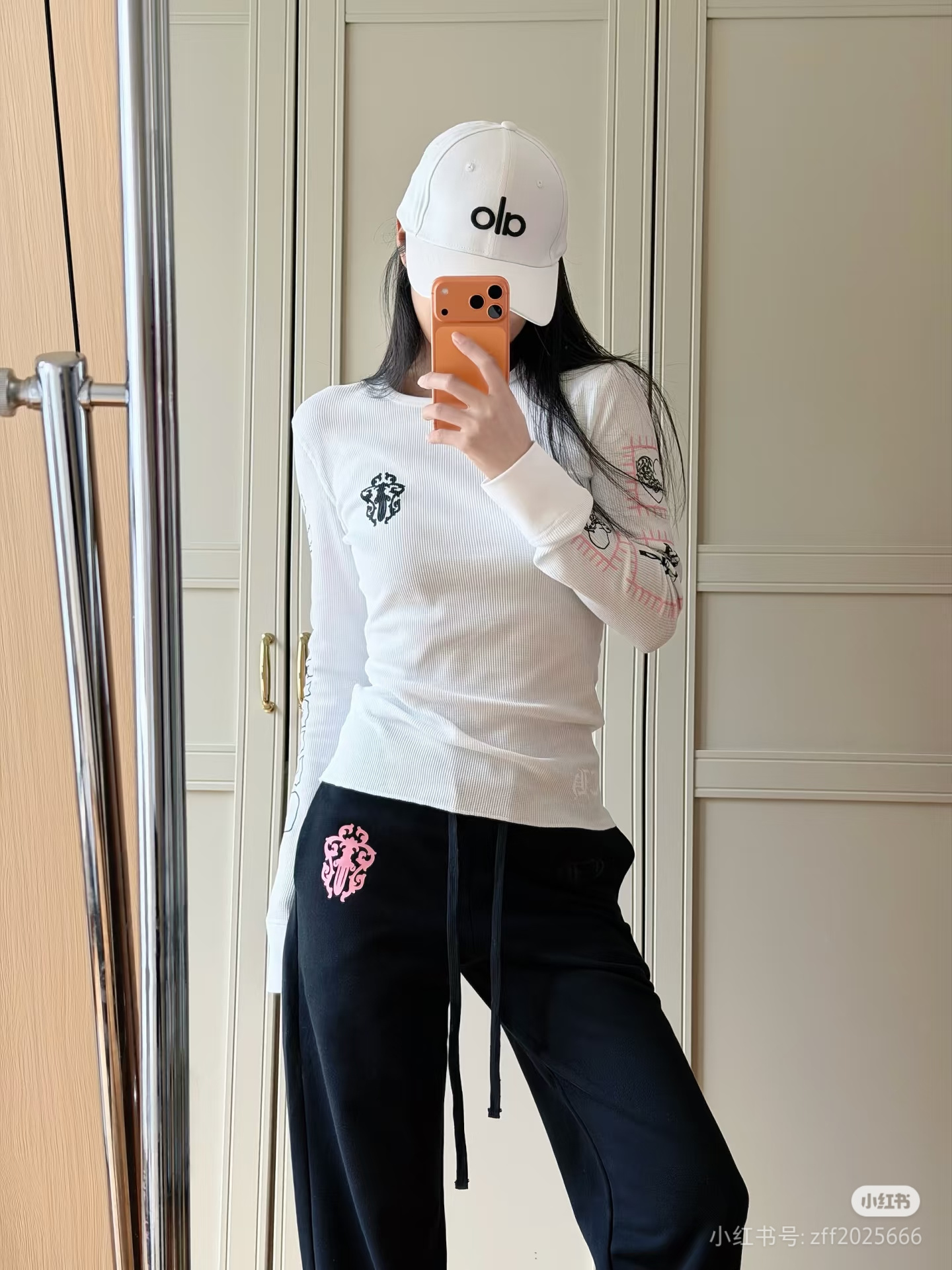 크롬하츠(Chrome Hearts)마르티스 롱슬리브  홀스슈 범어(Sanskrit) 정핏 롱 긴팔 티셔츠 의류