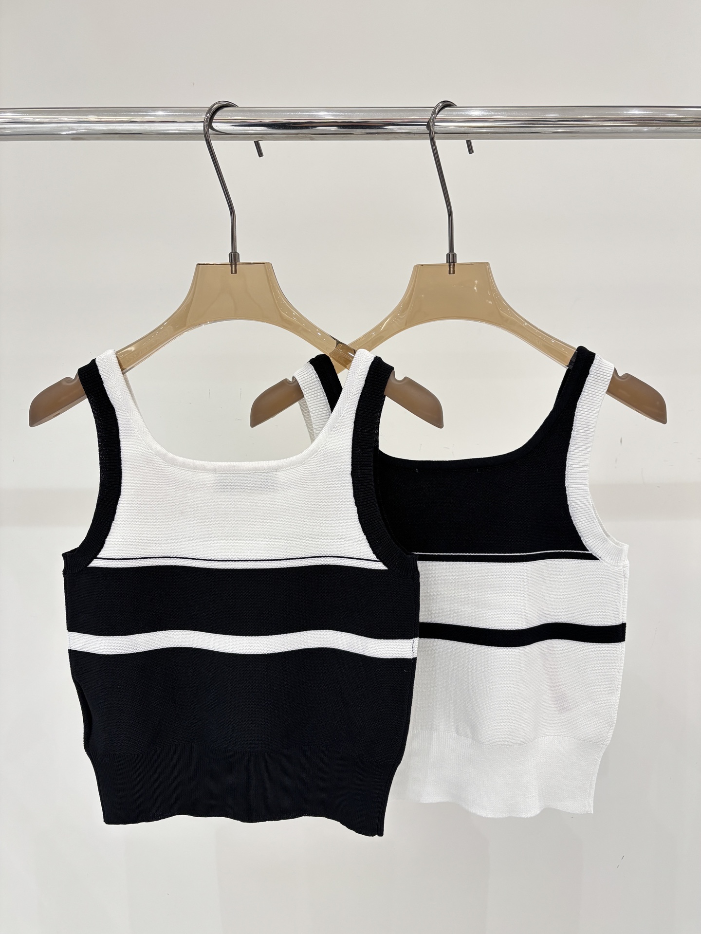 miumiu 미우미우 로고 핫픽스 배색 민소매 나시 니트 베스트 의류