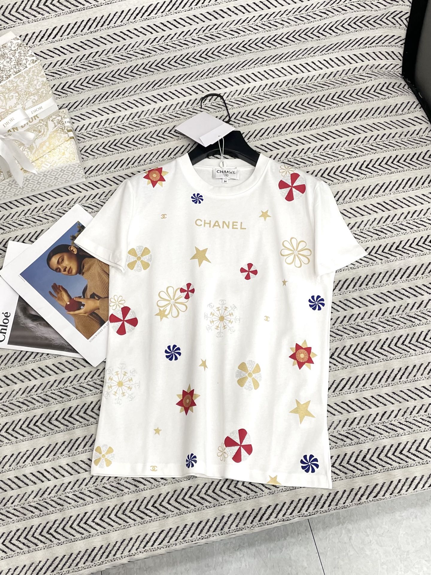 Chanel 샤넬 크리스마스 한정 골드 로고 반팔 티셔츠 의류