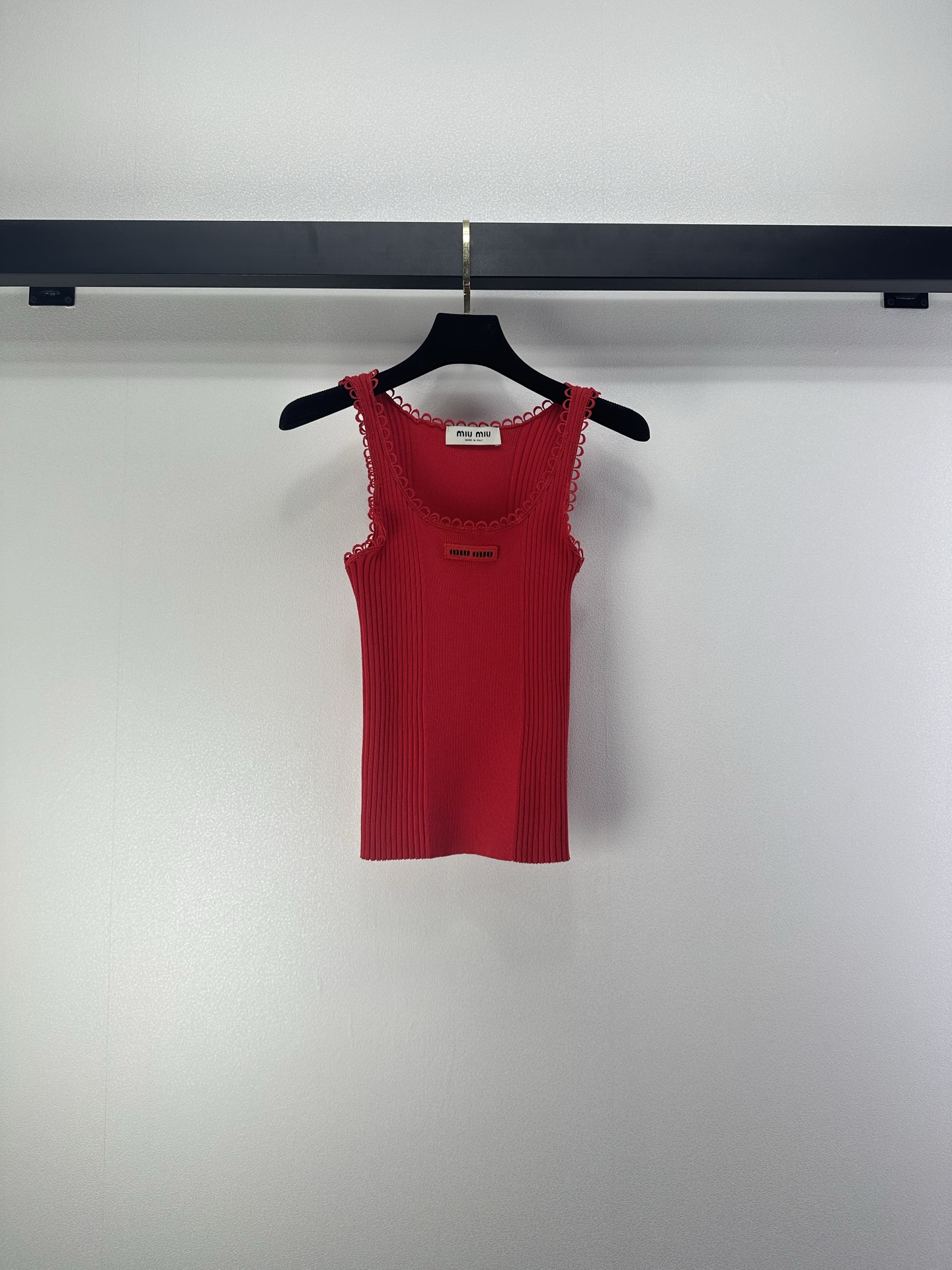 miumiu 미우미우 프릴 에지 니트 슬리브리스 펀칭 레이스 베스트 민소매 나시 의류