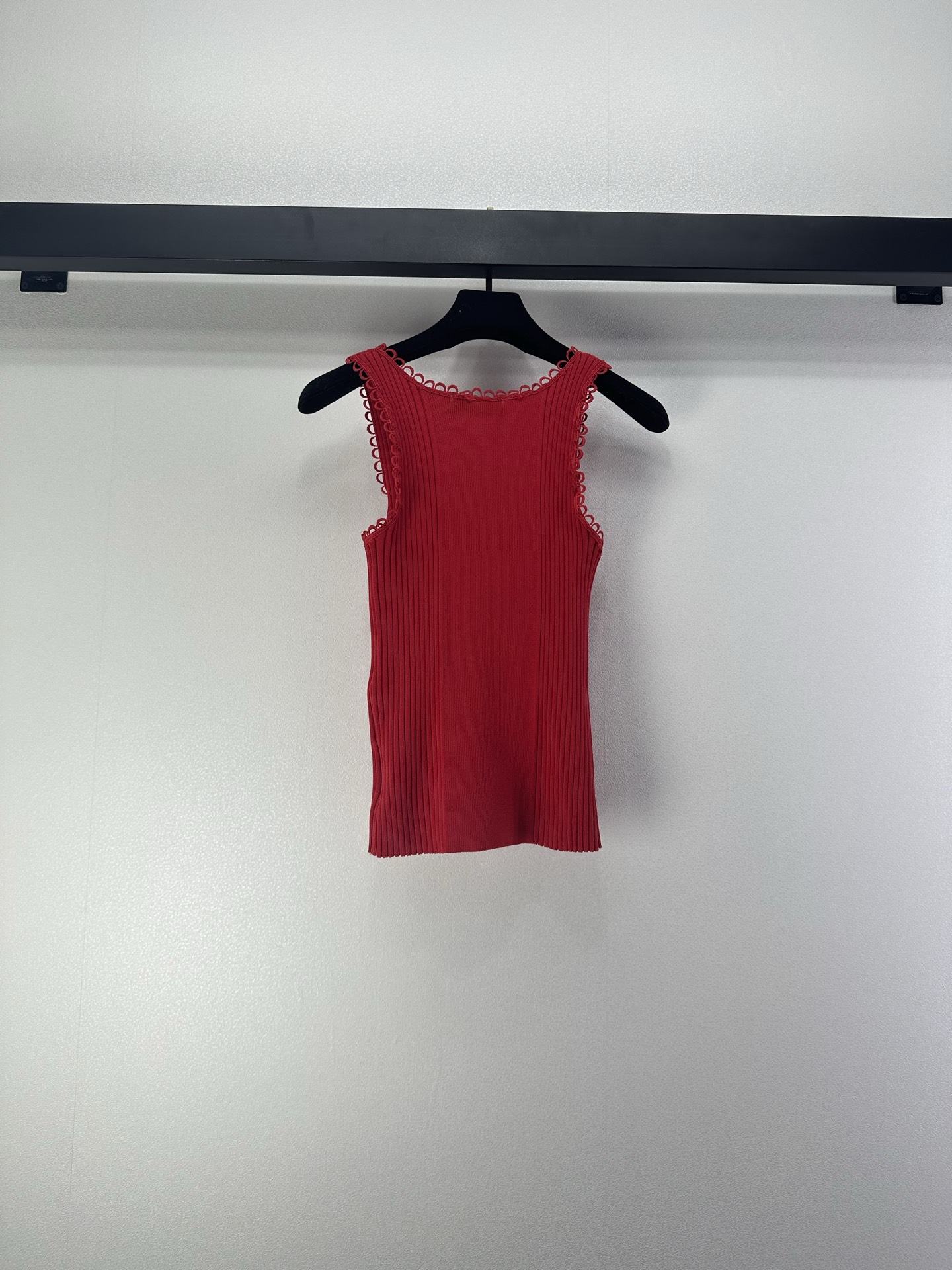 miumiu 미우미우 프릴 에지 니트 슬리브리스 펀칭 레이스 베스트 민소매 나시 의류