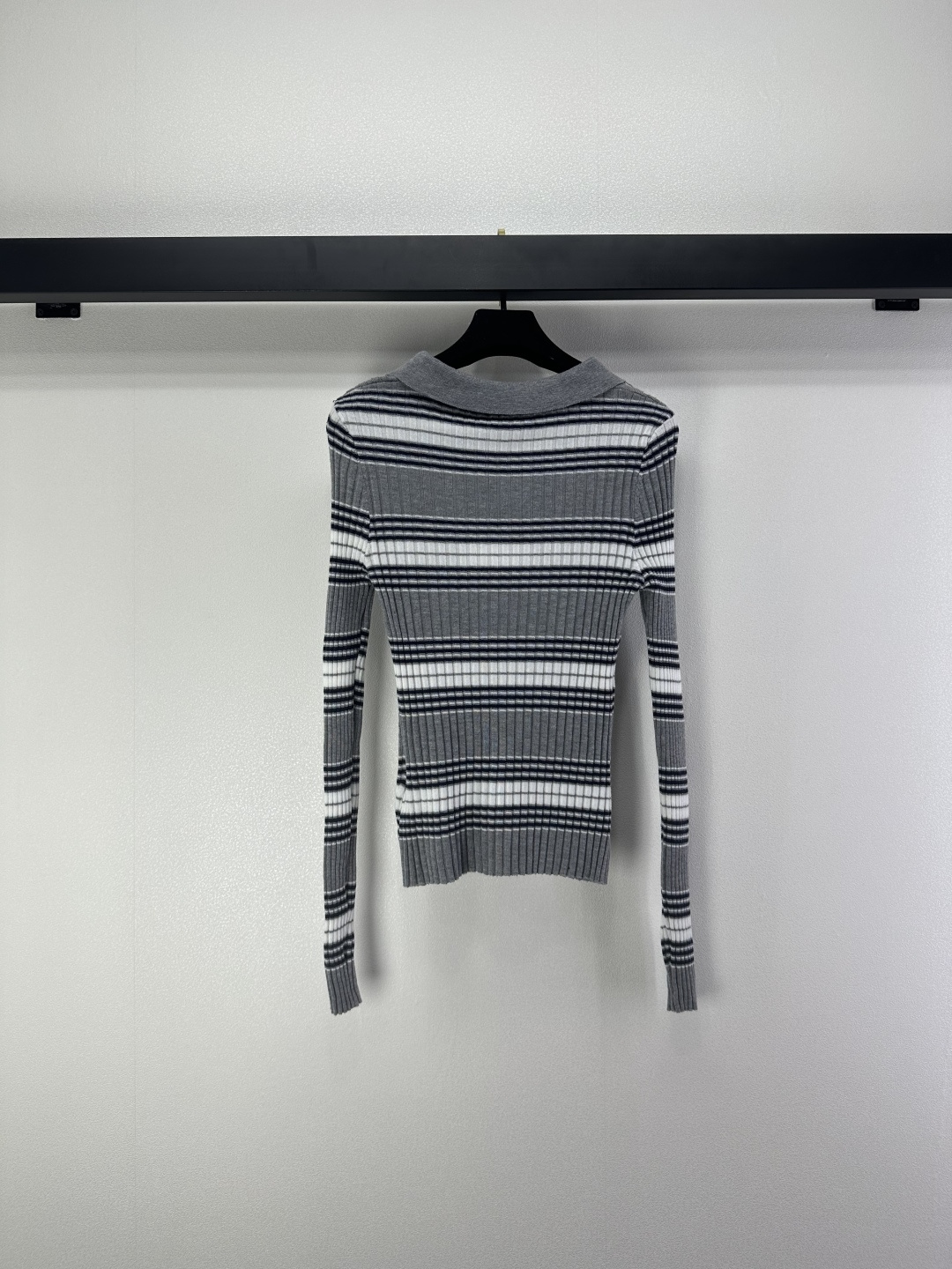 Chanel 샤넬 그레이 스트라이프 레드 플라워 카라 긴팔 니트 의류