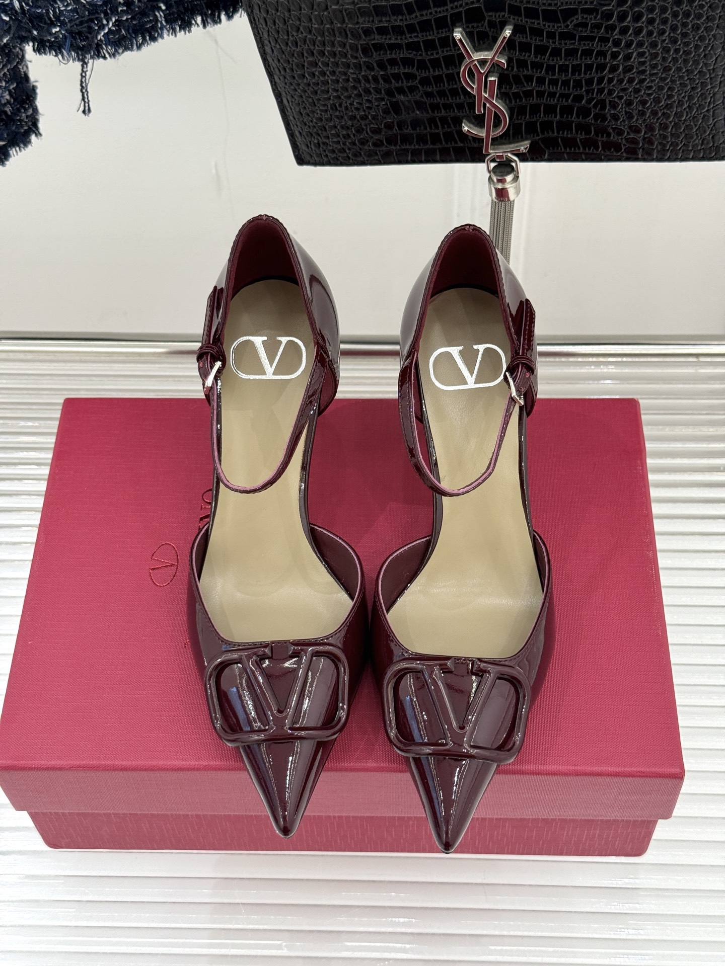 발렌티노(VALENTINO) 빅 로고 포인티드 토 힐 신발