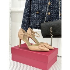 발렌티노(VALENTINO) 빅 로고 포인티드 토 힐 신발