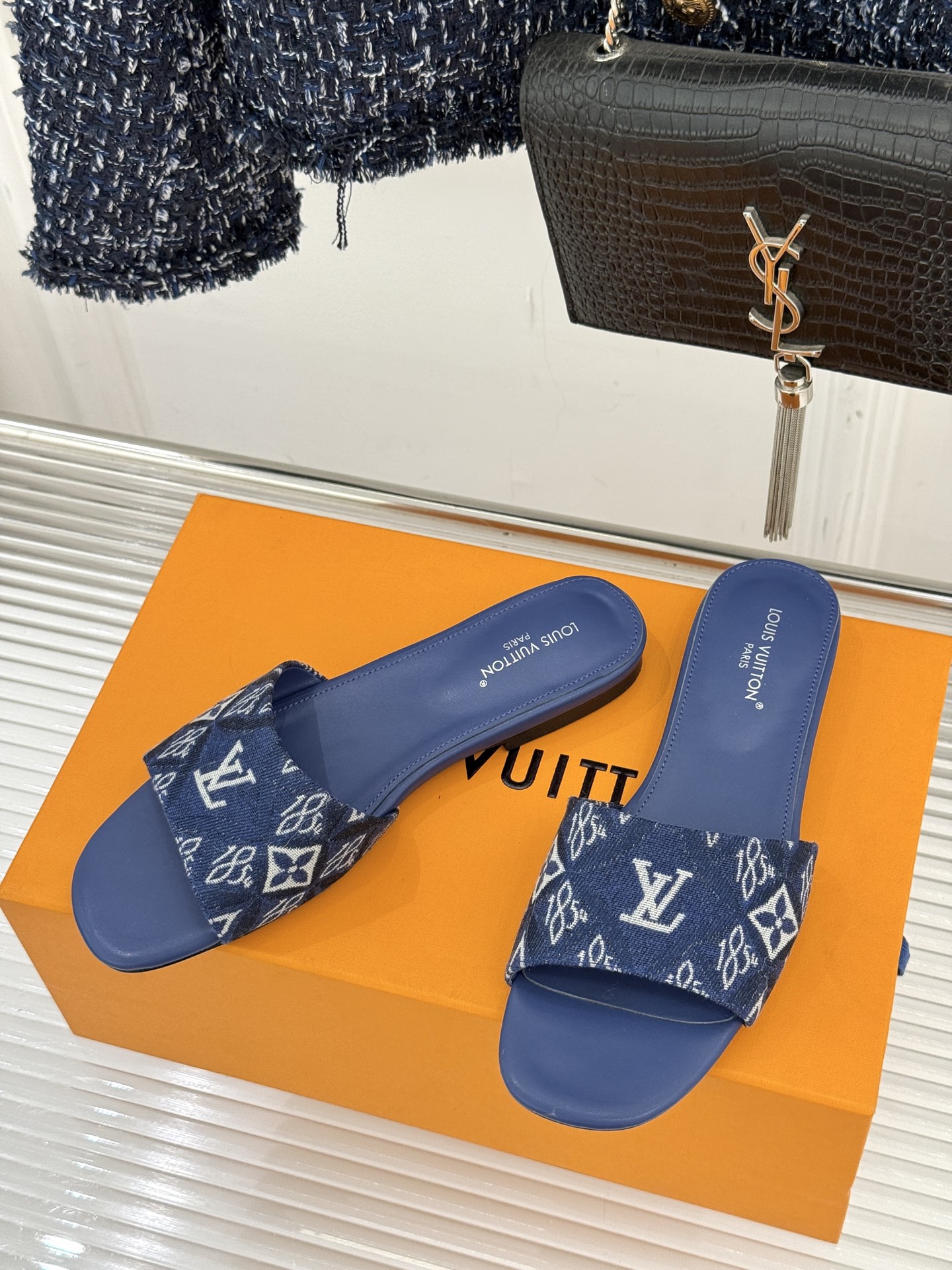 루이비통(LV) 클래식 모노그램 프린트 플랫 슬리퍼 신발