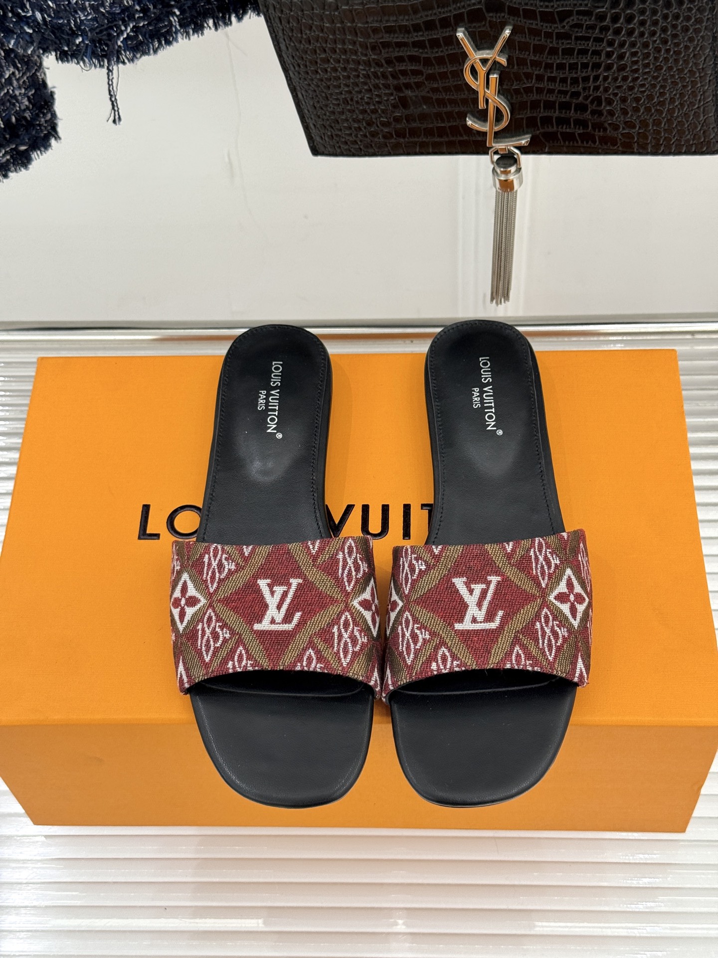 루이비통(LV) 클래식 모노그램 프린트 플랫 슬리퍼 신발