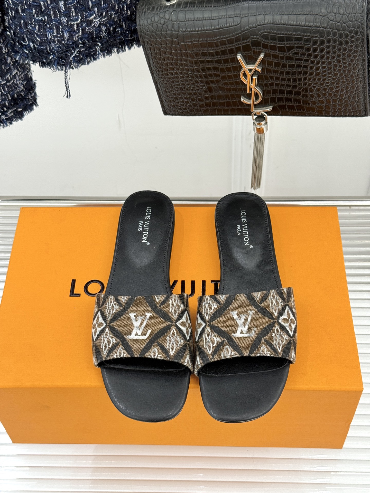 루이비통(LV) 클래식 모노그램 프린트 플랫 슬리퍼 신발