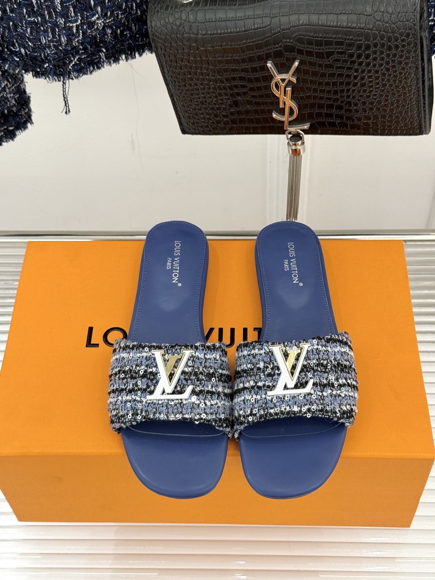 루이비통(LV) 메탈 로고 플랫 슬리퍼 신발