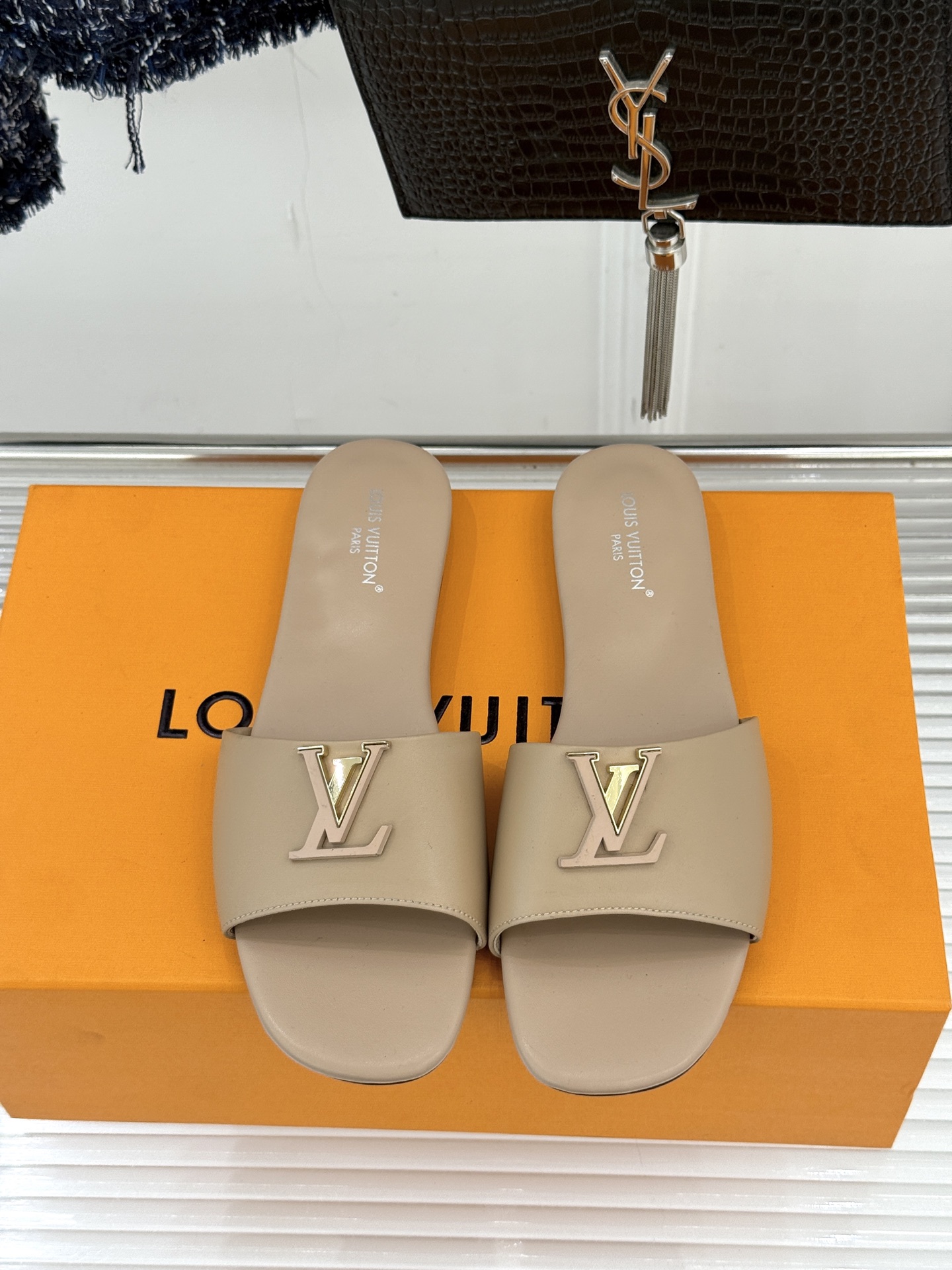 루이비통(LV) 메탈 로고 플랫 슬리퍼 신발