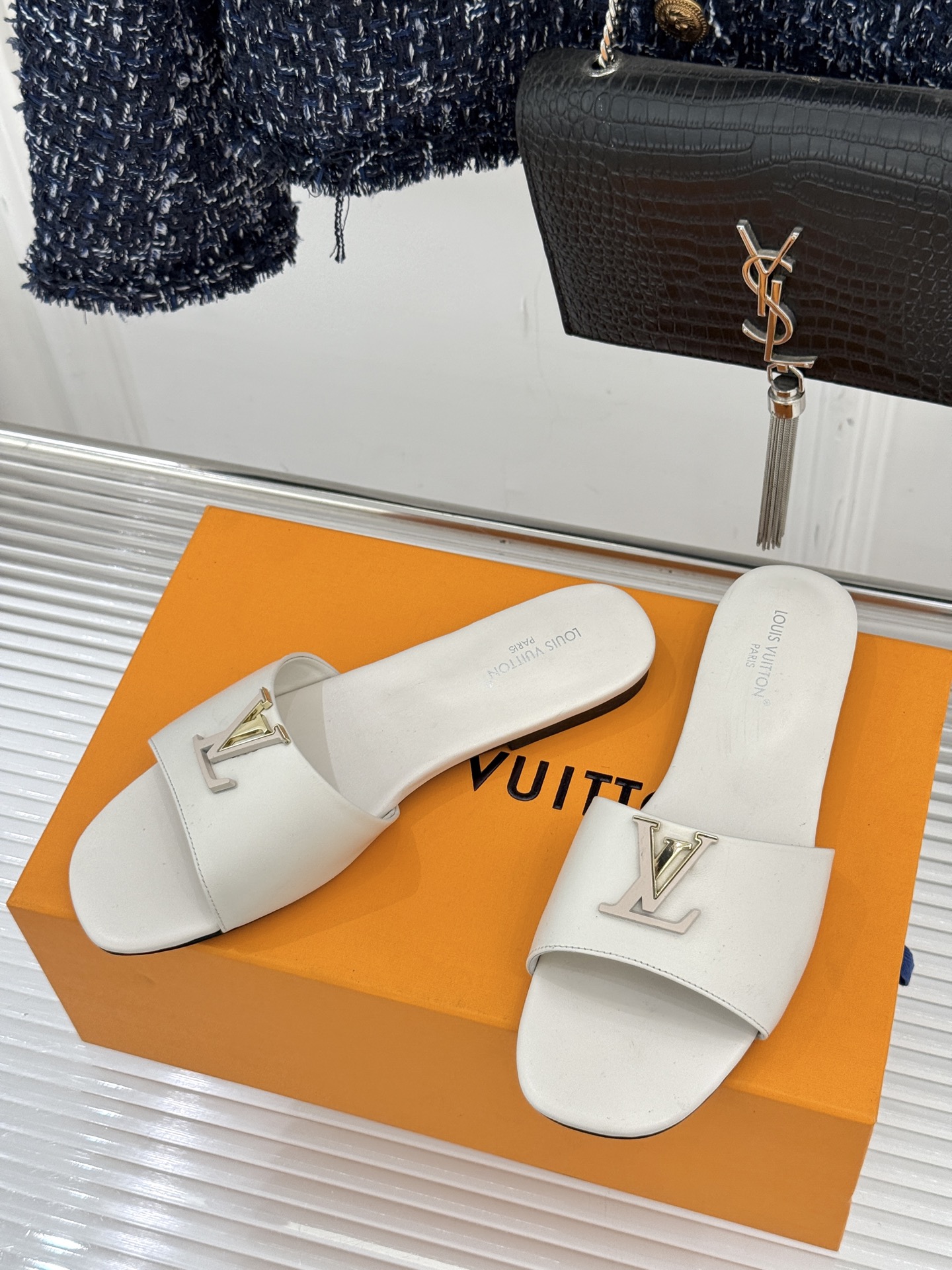 루이비통(LV) 메탈 로고 플랫 슬리퍼 신발