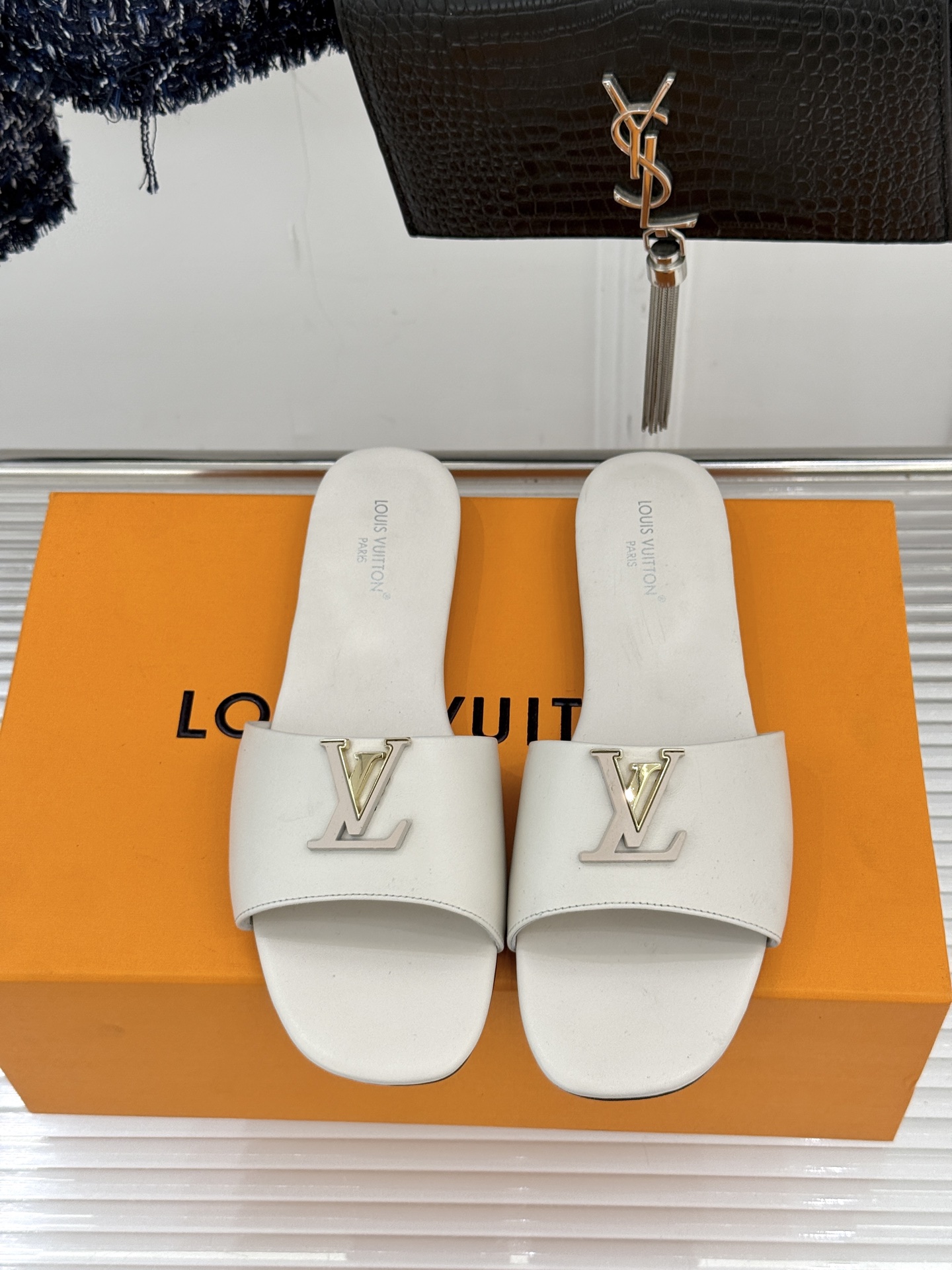 루이비통(LV) 메탈 로고 플랫 슬리퍼 신발