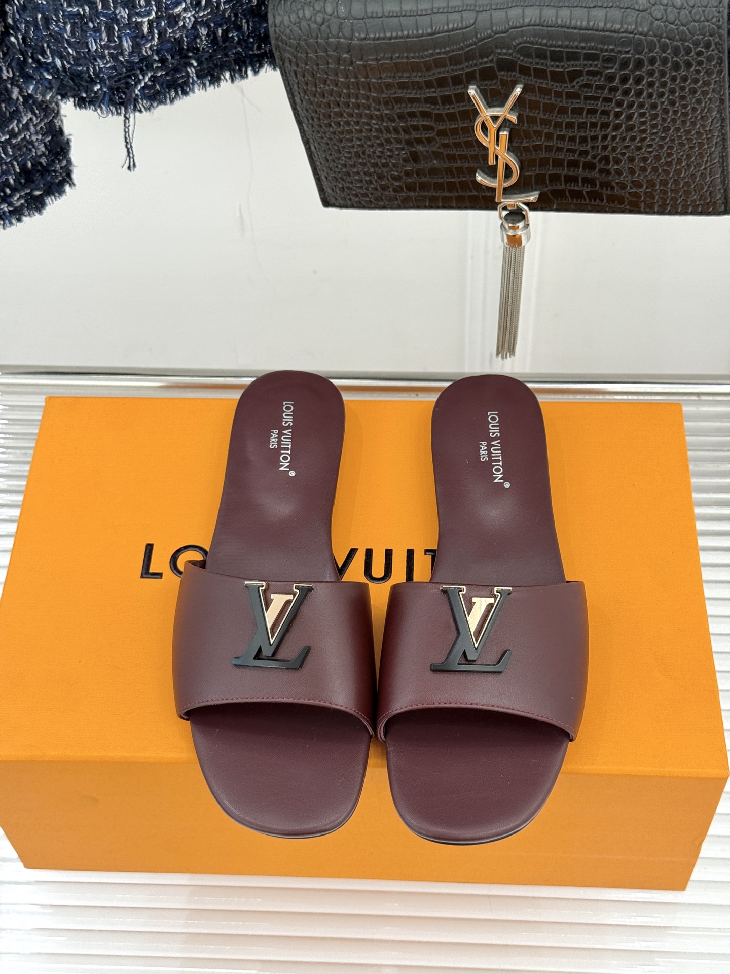 루이비통(LV) 메탈 로고 플랫 슬리퍼 신발