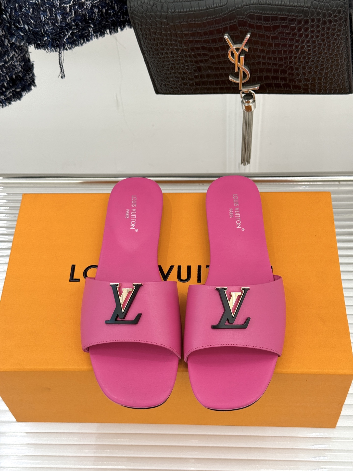 루이비통(LV) 메탈 로고 플랫 슬리퍼 신발