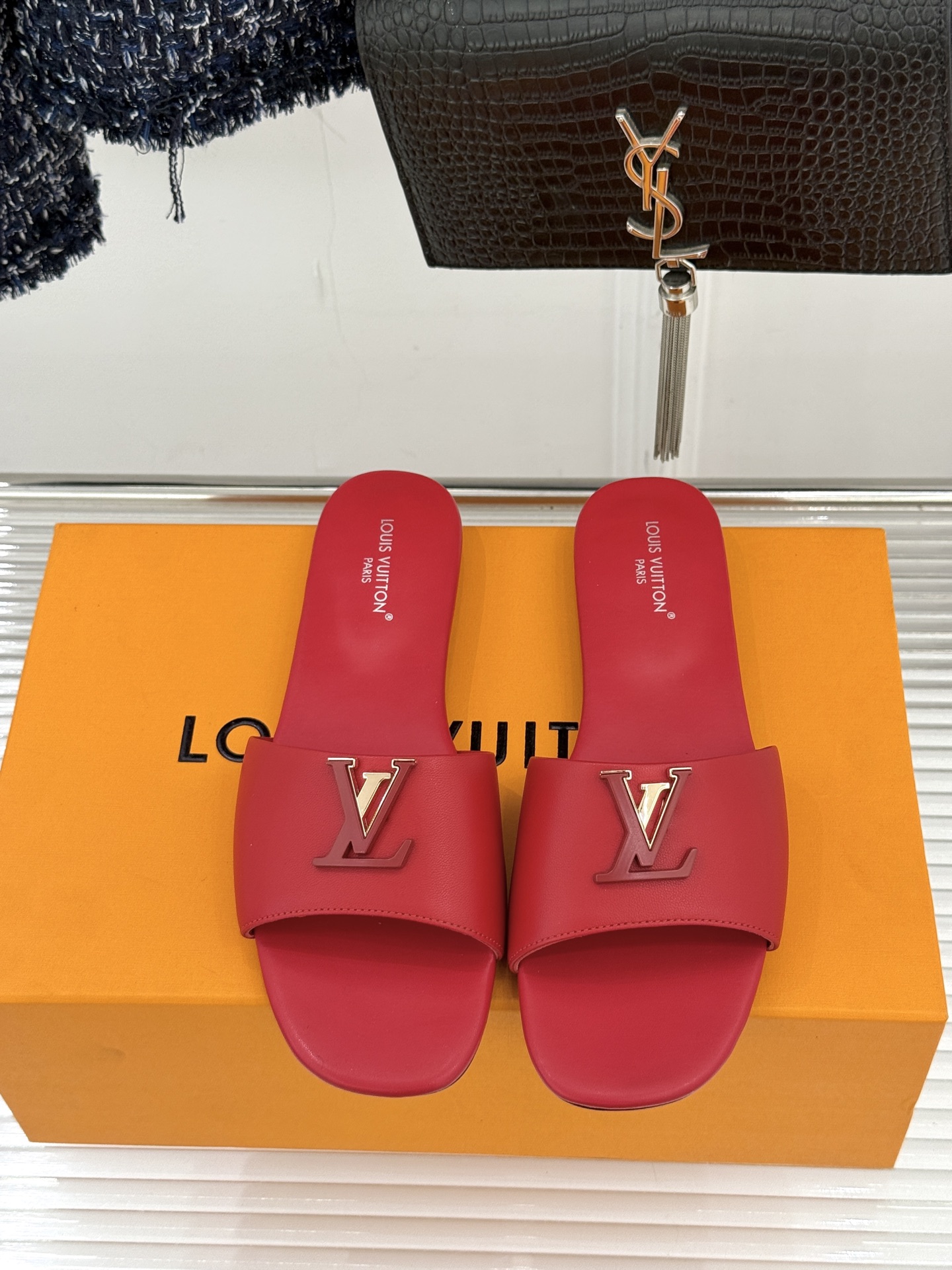 루이비통(LV) 메탈 로고 플랫 슬리퍼 신발