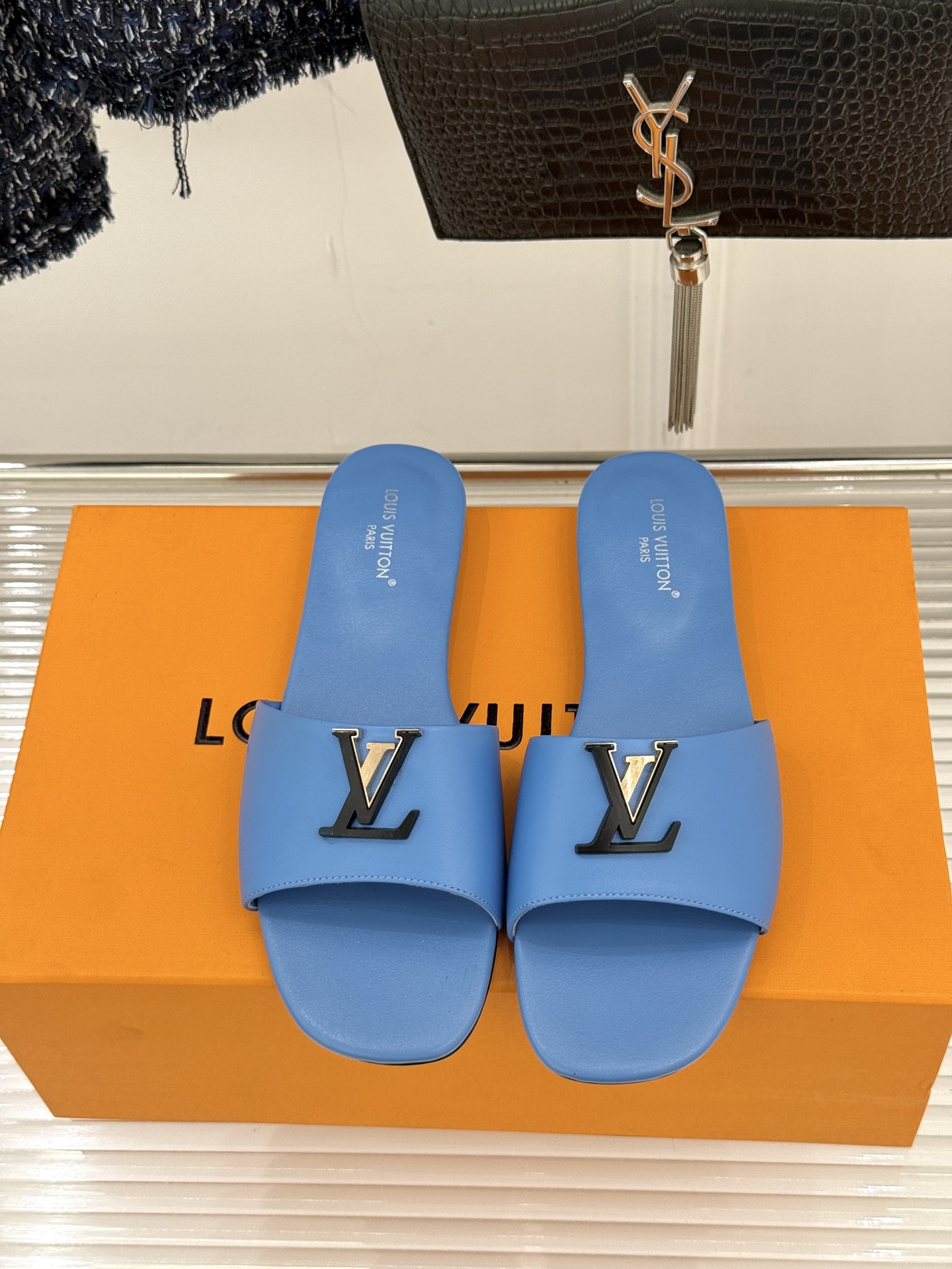 루이비통(LV) 메탈 로고 플랫 슬리퍼 신발