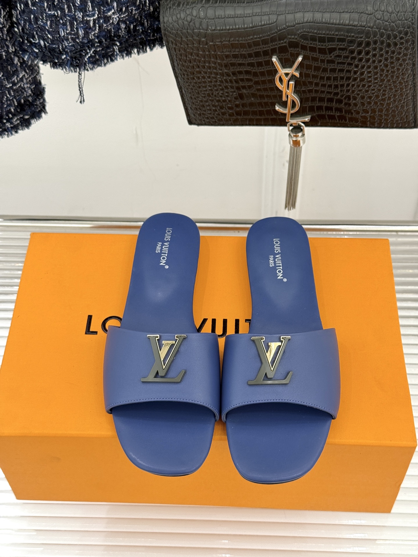 루이비통(LV) 메탈 로고 플랫 슬리퍼 신발