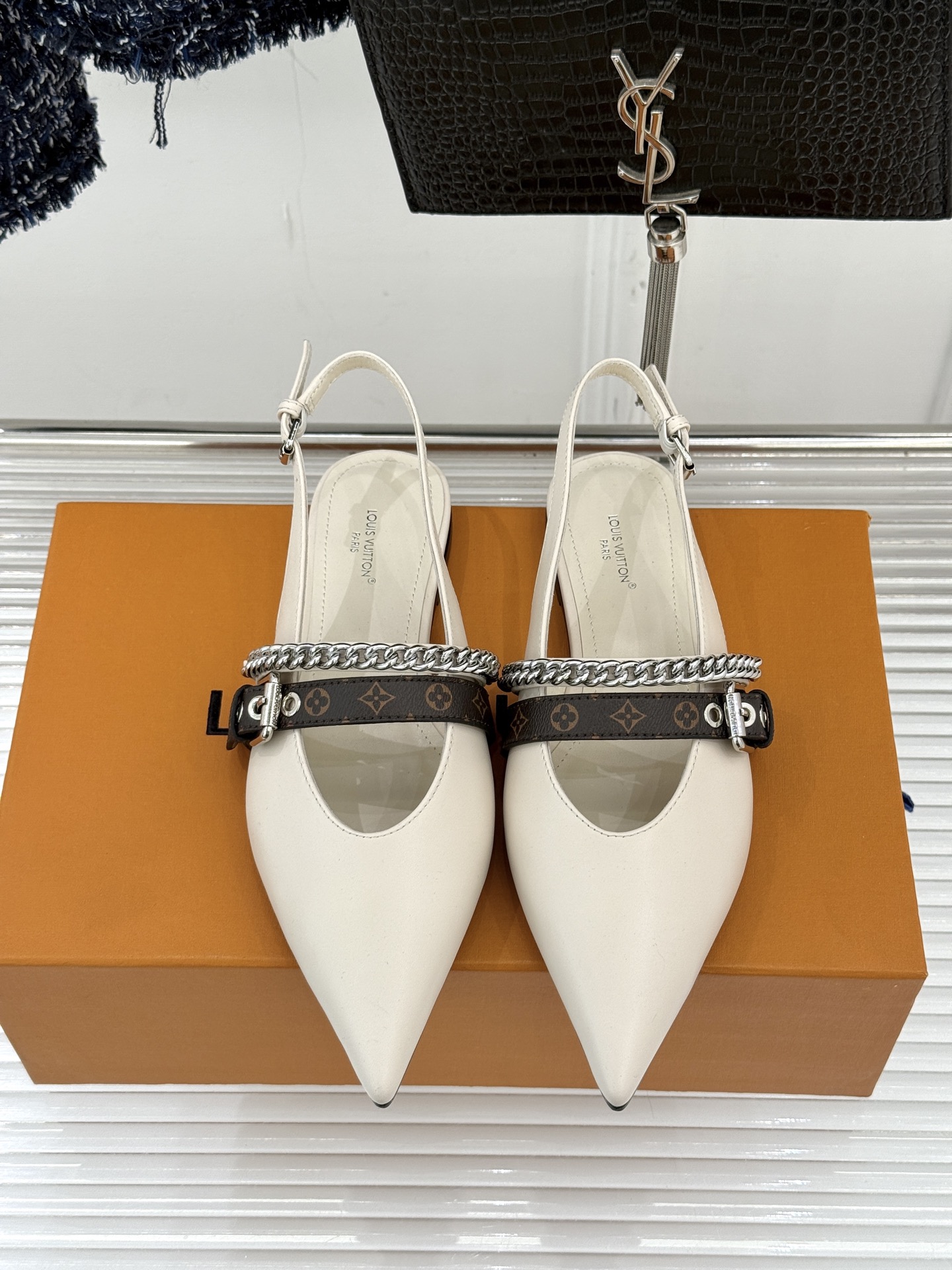 루이비통(LV) 체인 포인티드 토 캣힐 샌들 신발