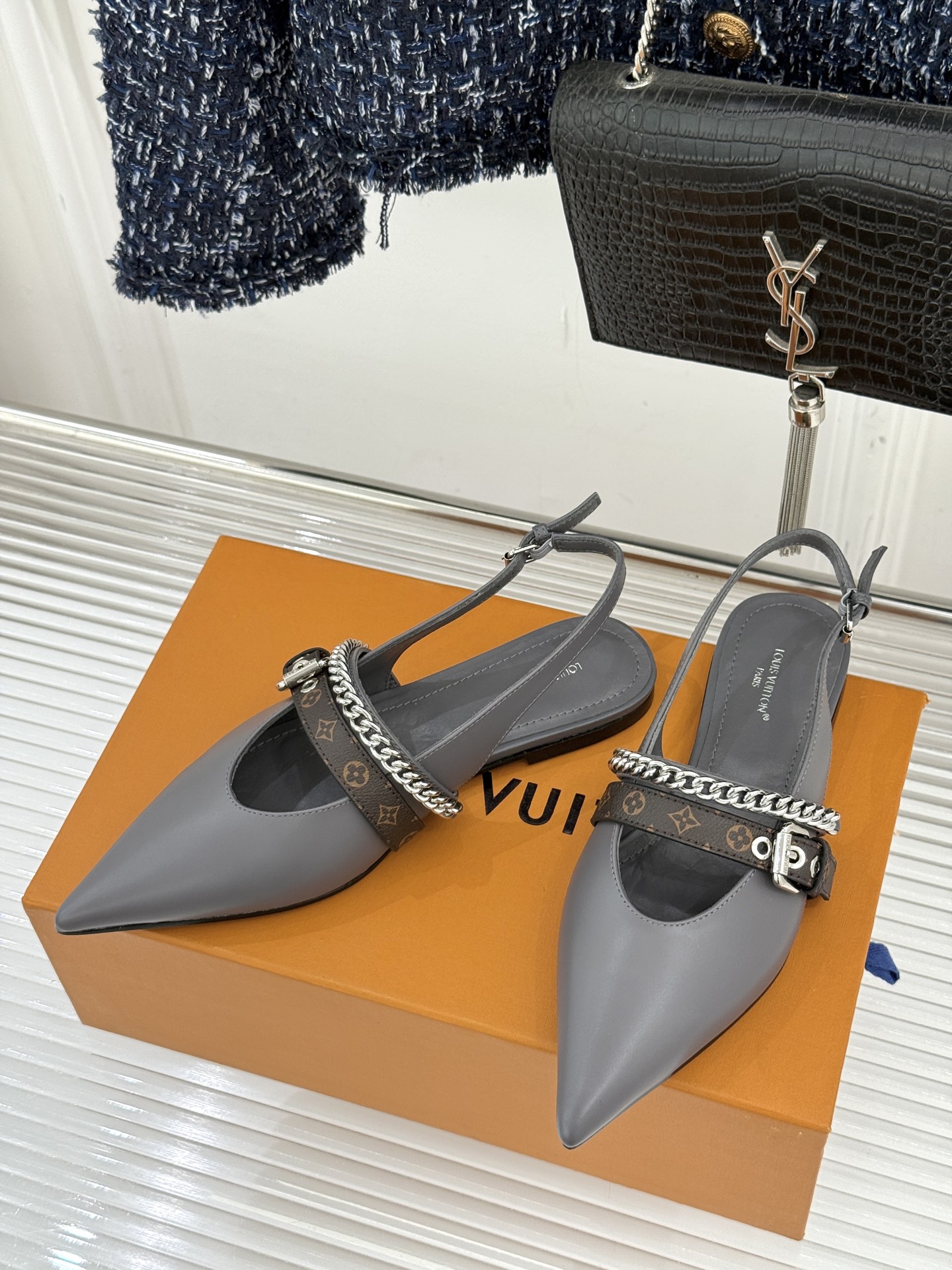 루이비통(LV) 체인 포인티드 토 캣힐 샌들 신발