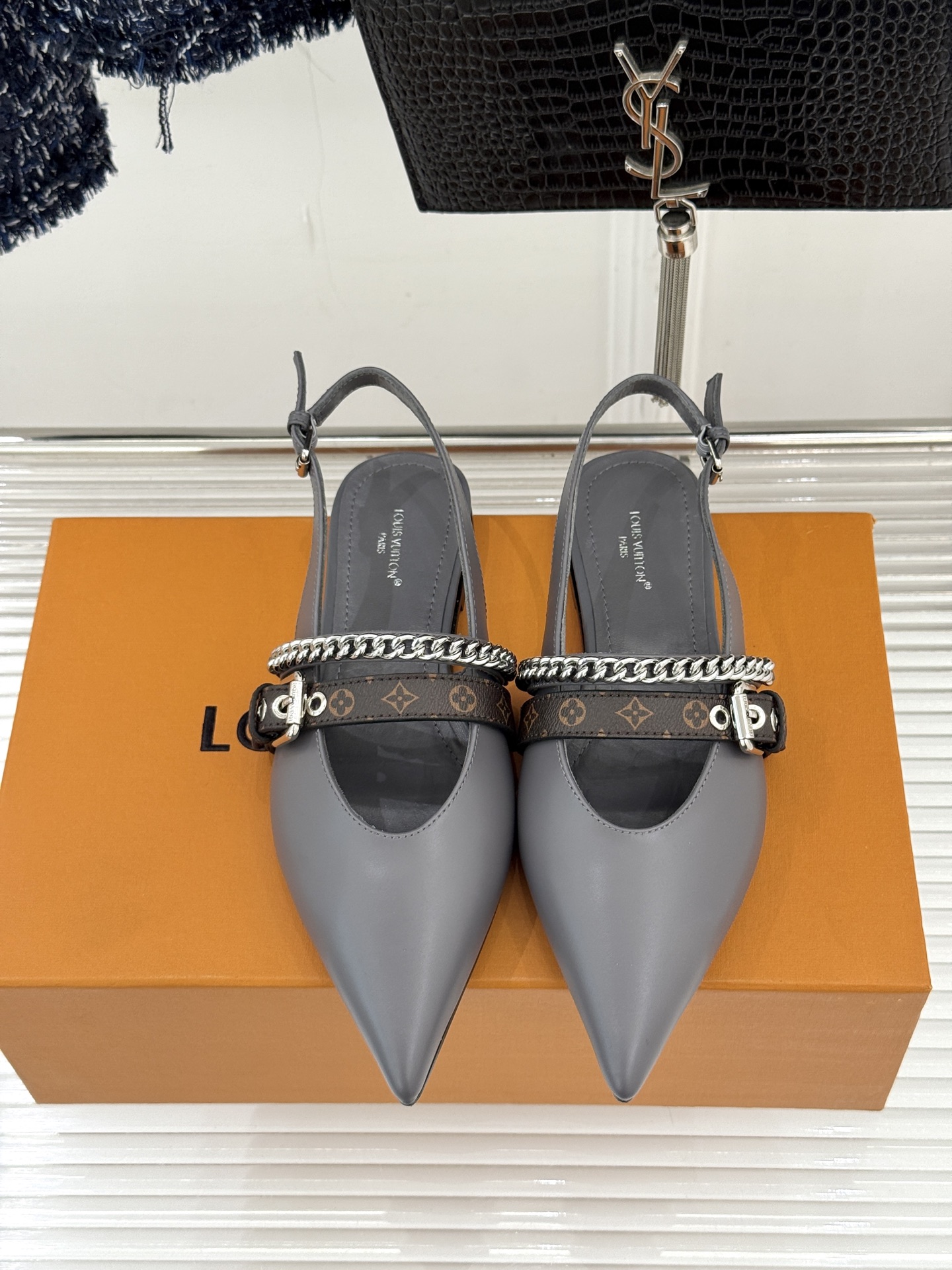 루이비통(LV) 체인 포인티드 토 캣힐 샌들 신발