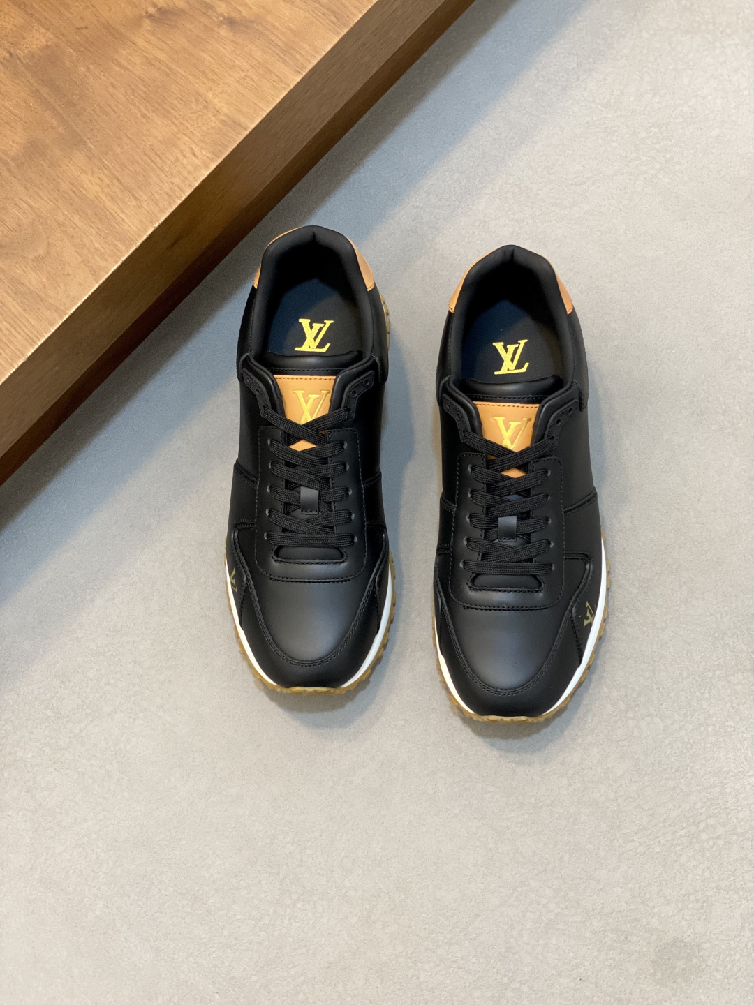 루이비통(Louis Vuitton) LV 런 어웨이(Run Away) 남성 스니커즈 신발