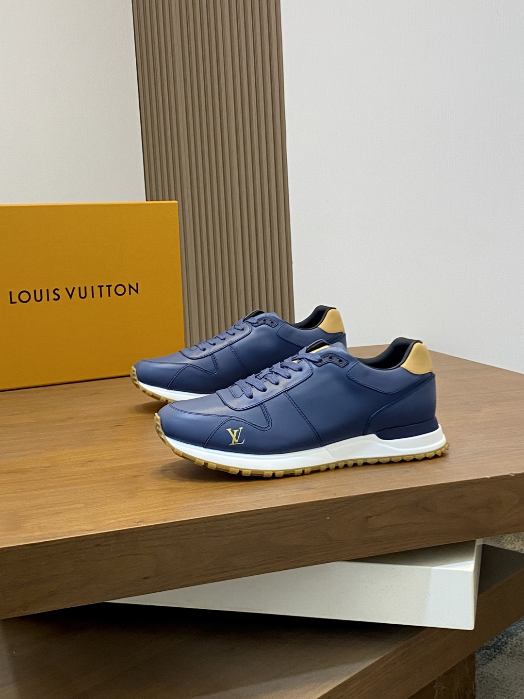 루이비통(Louis Vuitton) LV 런 어웨이(Run Away) 남성 스니커즈 신발