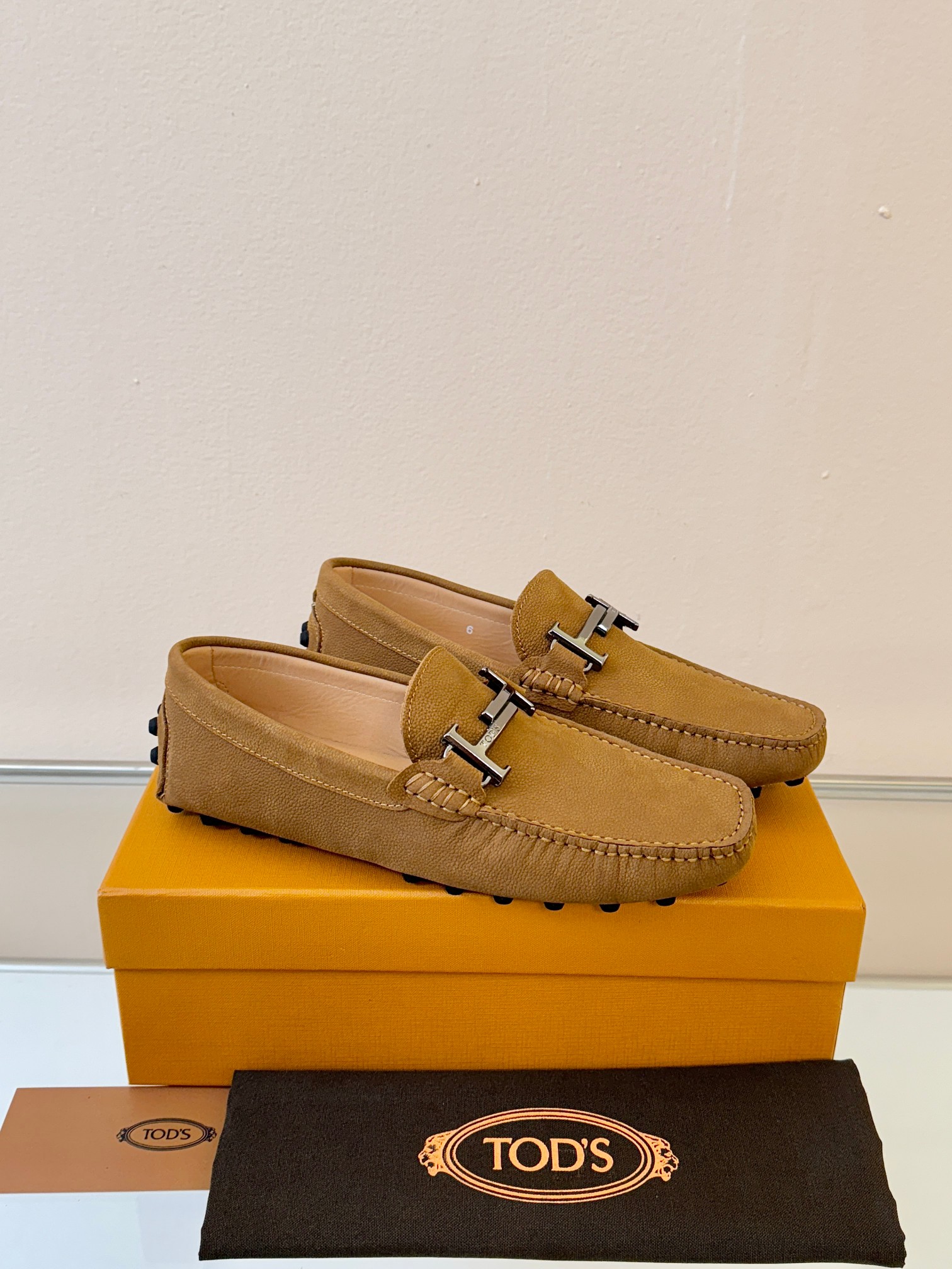 토즈(Tods) 남성 슈렁큰 레더 드라이빙 슈즈 로퍼 구두 신발