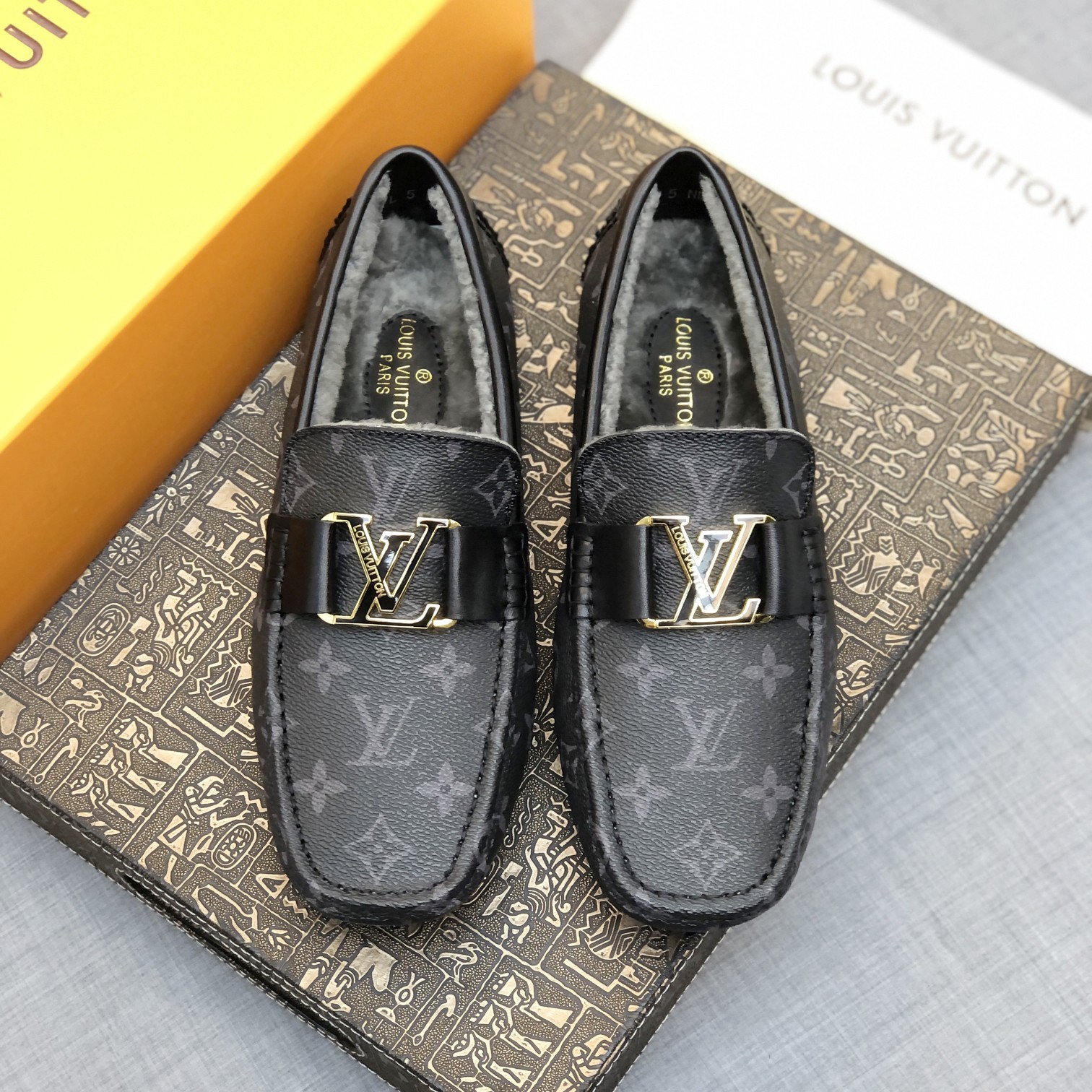 루이비통(Louis Vuitton) LV 남성 윈터 모노그램 무스탕 슈즈 로퍼 구두 신발