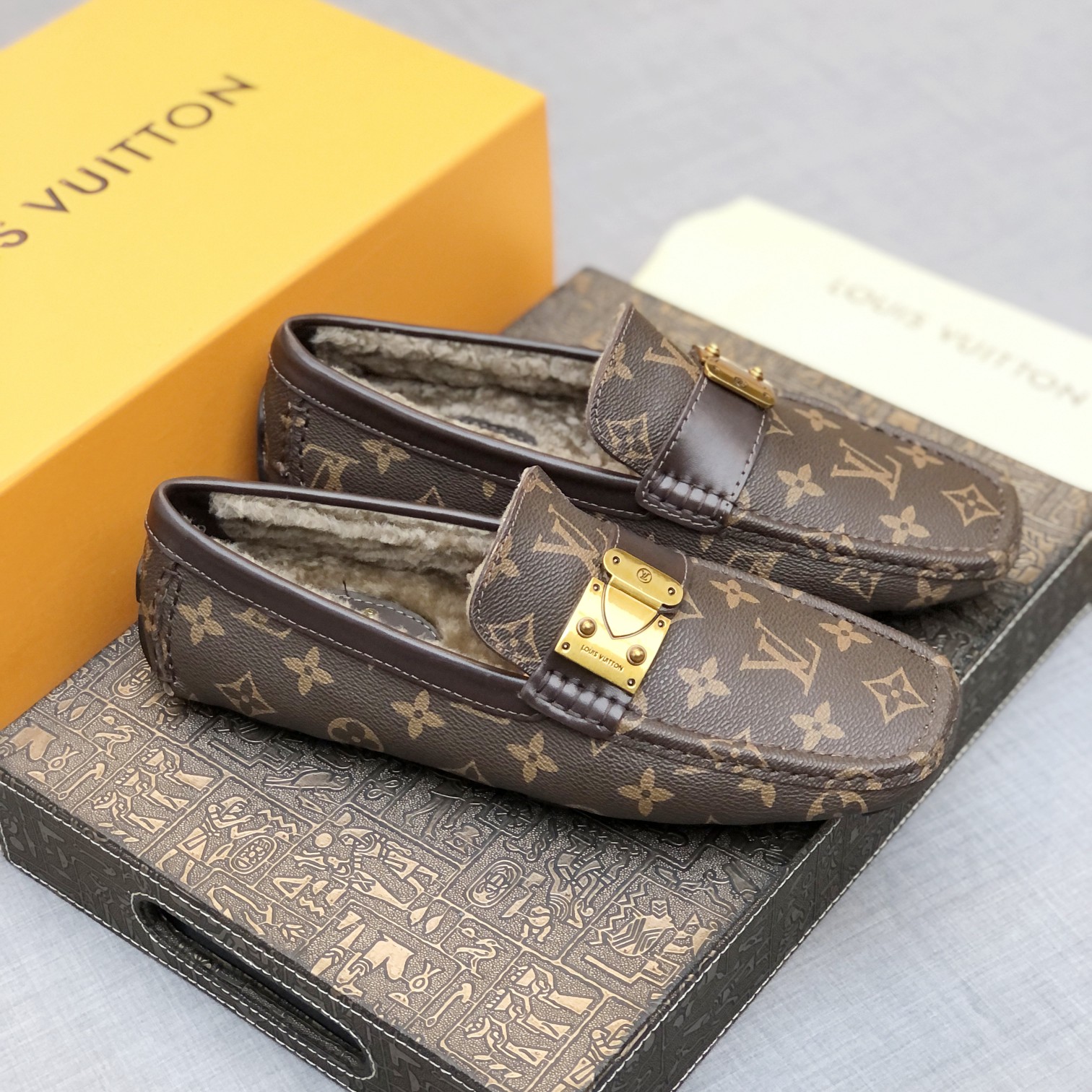 루이비통(Louis Vuitton) LV 남성 모노그램 윈터 무스탕 드라이빙 슈즈 로퍼 구두 신발