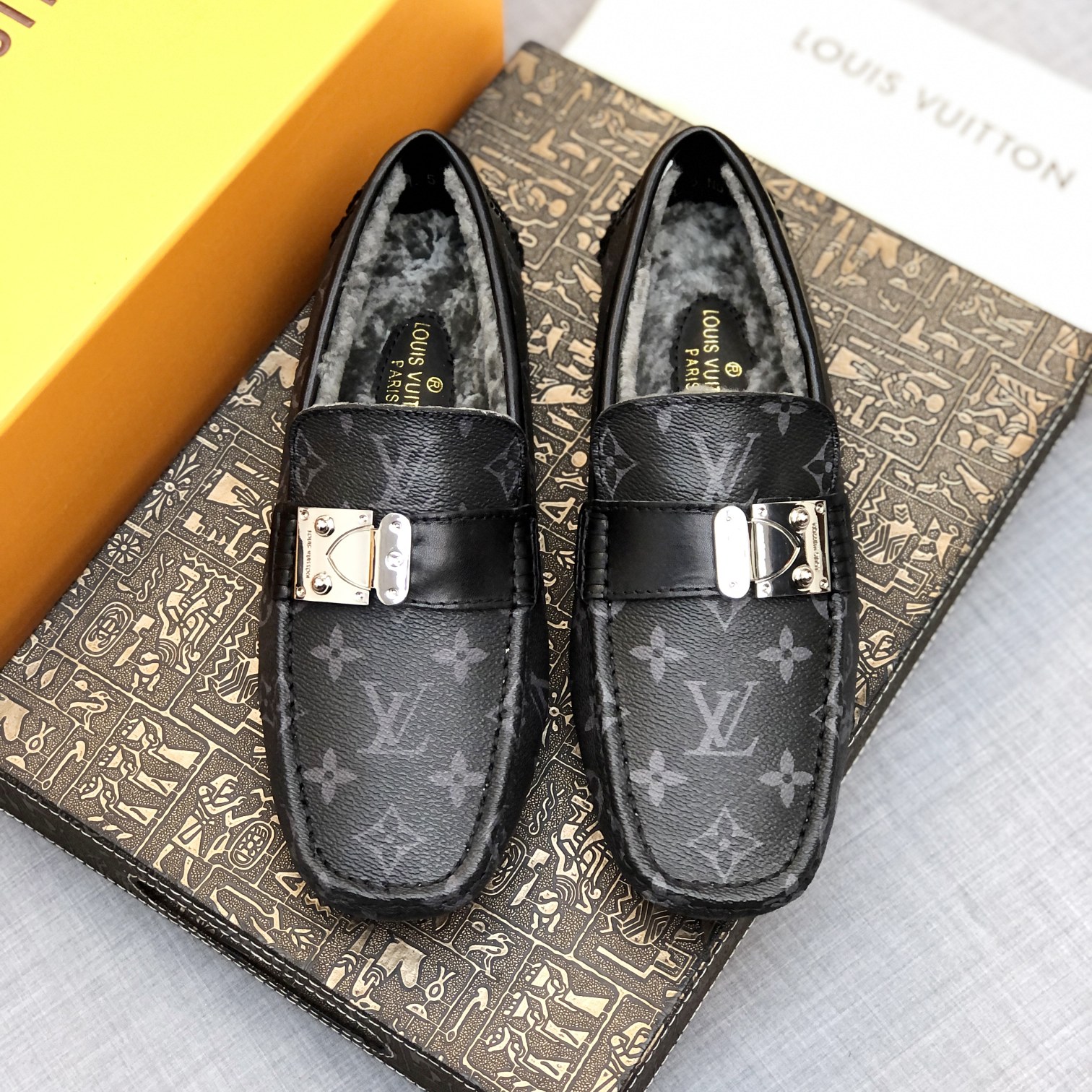루이비통(Louis Vuitton) LV 남성 모노그램 윈터 무스탕 드라이빙 슈즈 로퍼 구두 신발