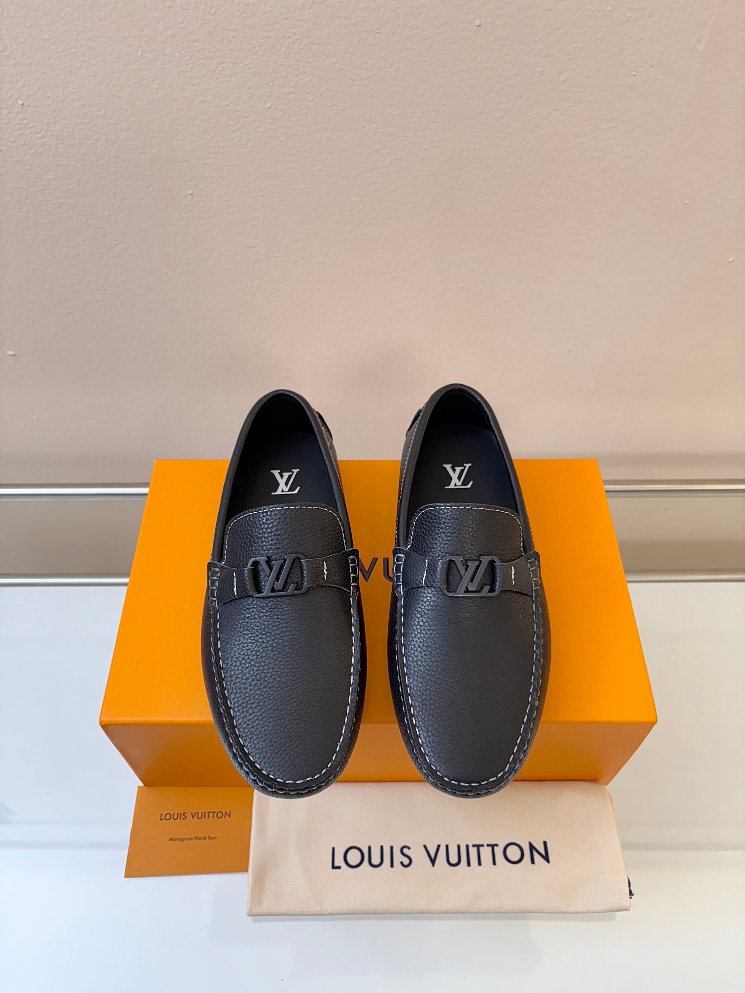 루이비통(Louis Vuitton) LV 남성 클래식 그레인 레더 드라이빙 슈즈 로퍼 구두 신발