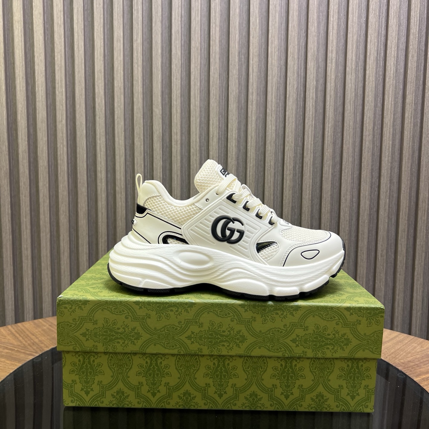 구찌(GUCCI) 남성 GG 클래식 가죽 스니커즈 신발