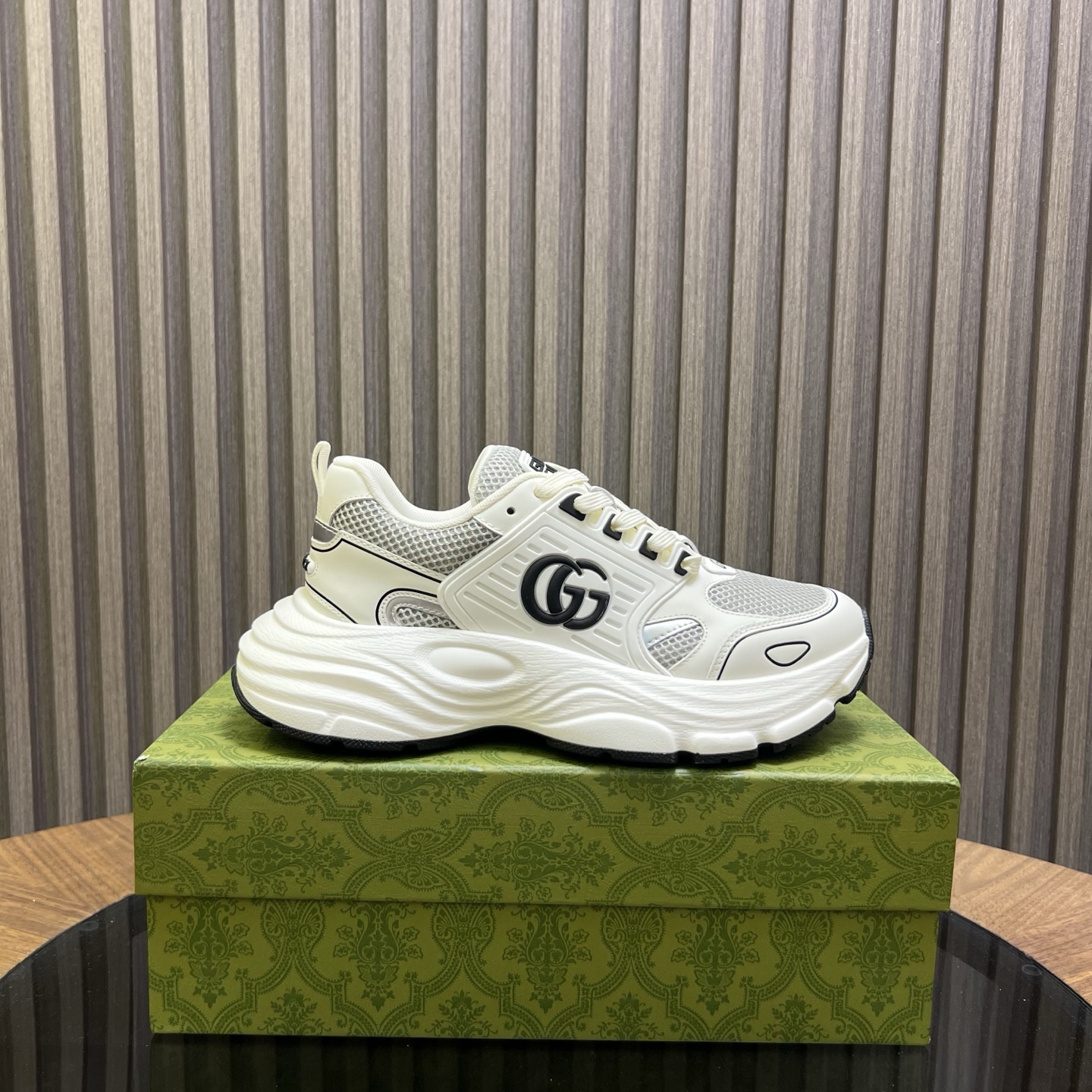 구찌(GUCCI) 남성 GG 클래식 가죽 스니커즈 신발