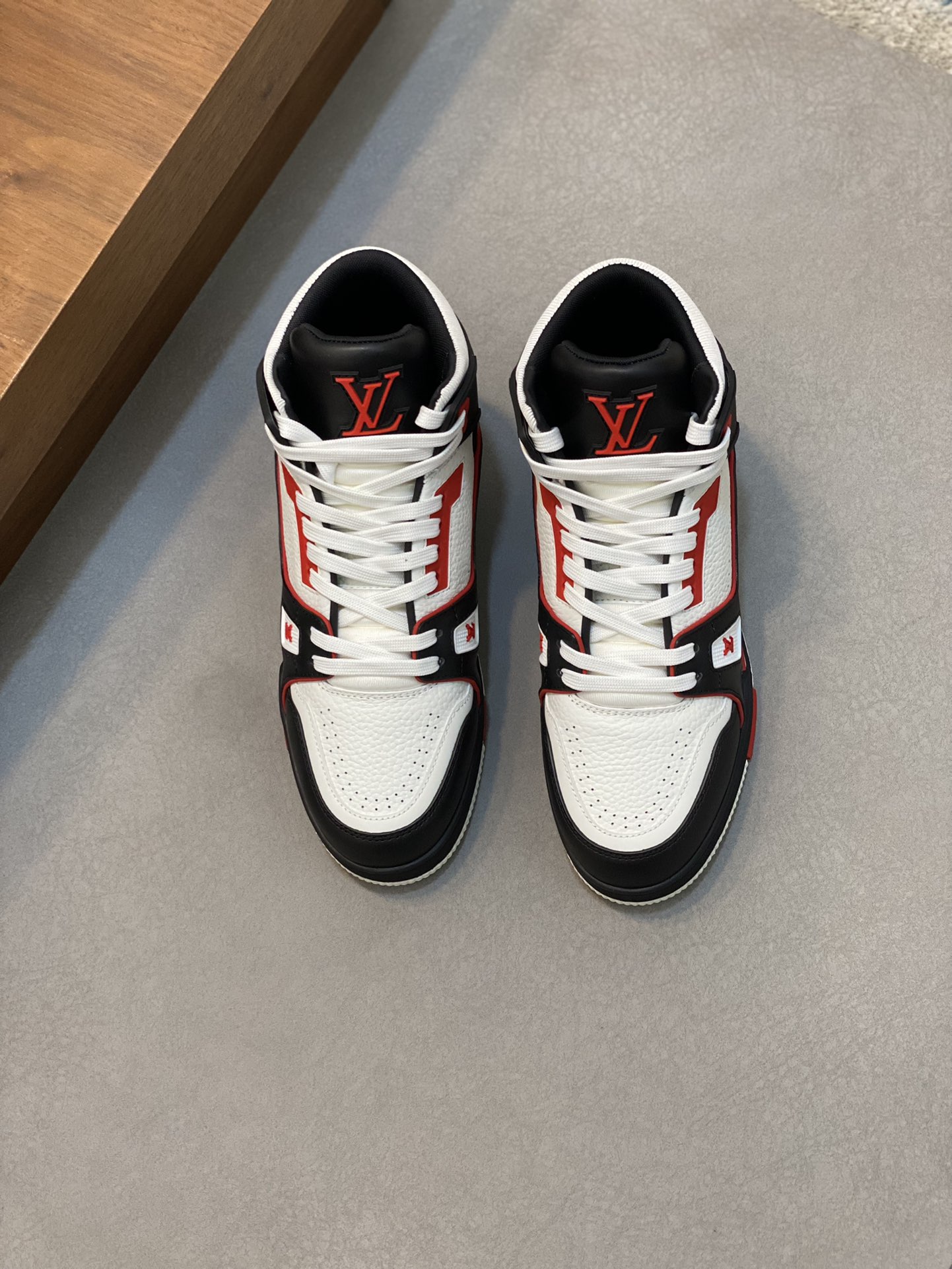 루이비통(Louis Vuitton) LV 프리미엄 나파 레더 펀칭 로고 스니커즈 신발