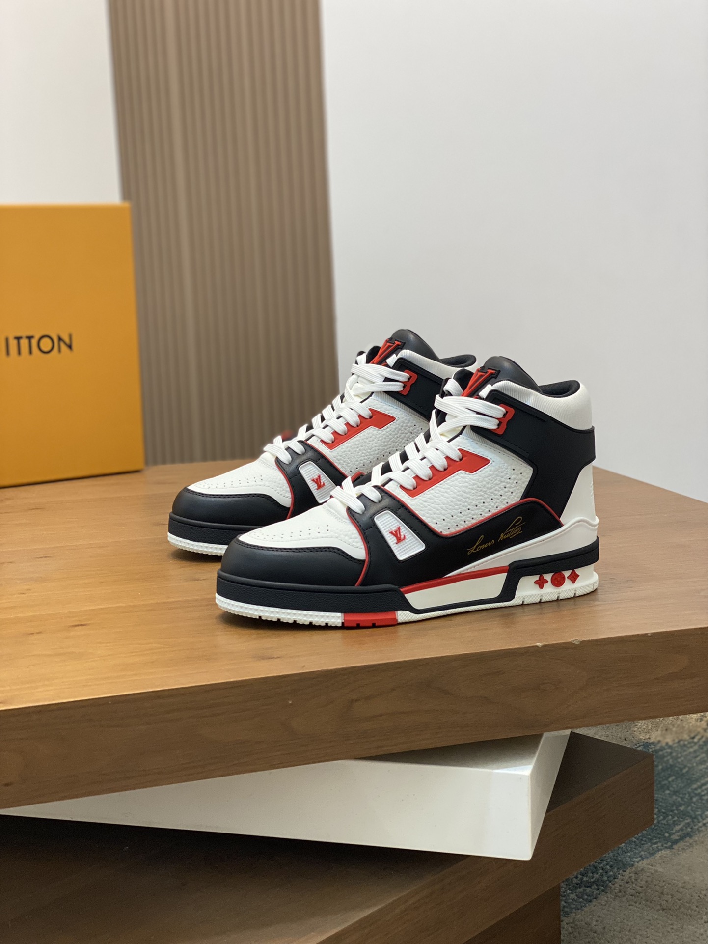 루이비통(Louis Vuitton) LV 프리미엄 나파 레더 펀칭 로고 스니커즈 신발