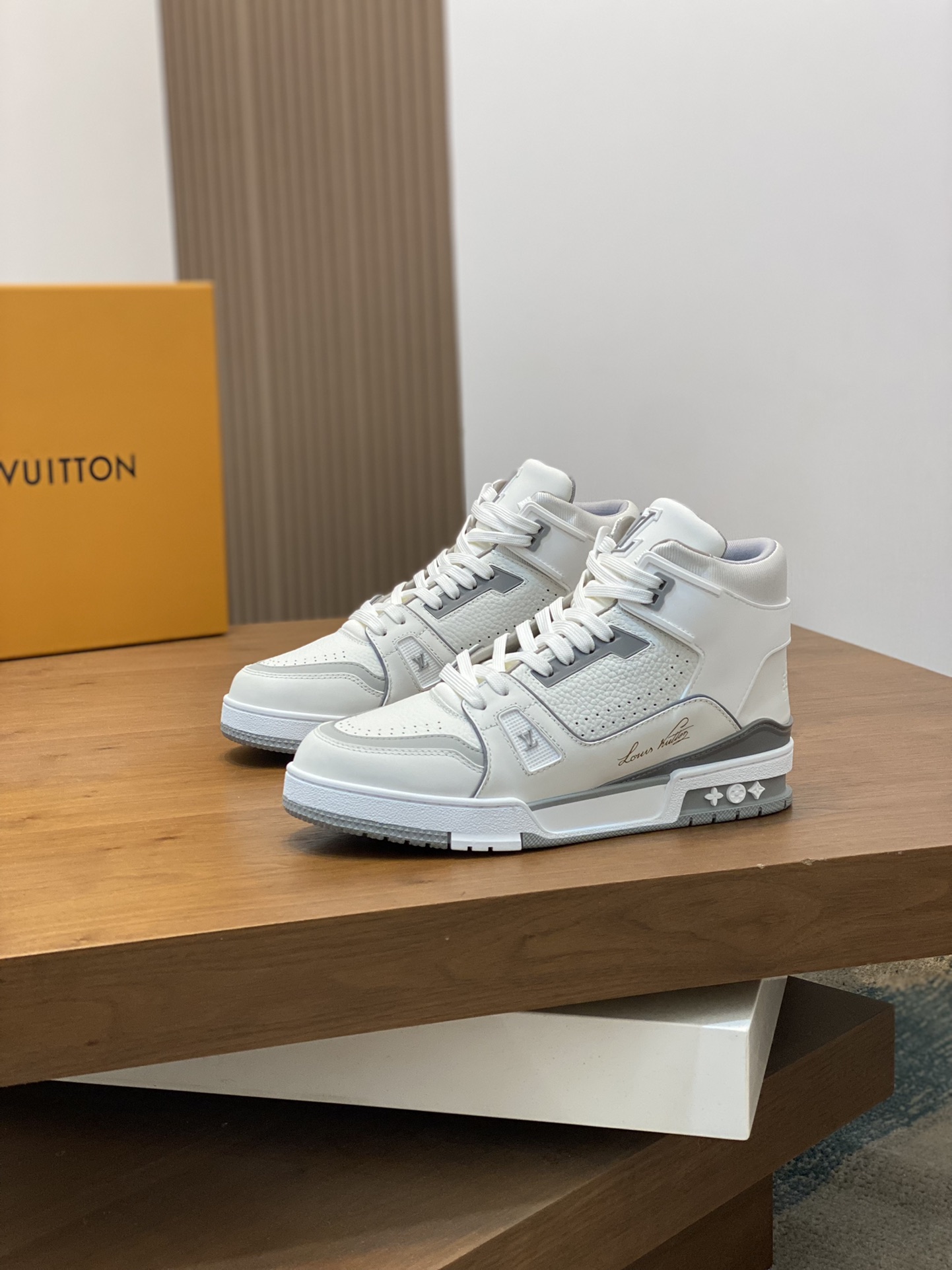 루이비통(Louis Vuitton) LV 프리미엄 나파 레더 펀칭 로고 스니커즈 신발