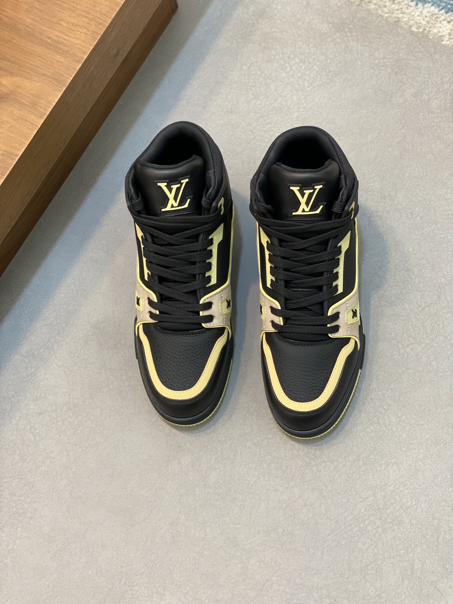 루이비통(Louis Vuitton) LV 프리미엄 나파 레더 펀칭 로고 스니커즈 신발