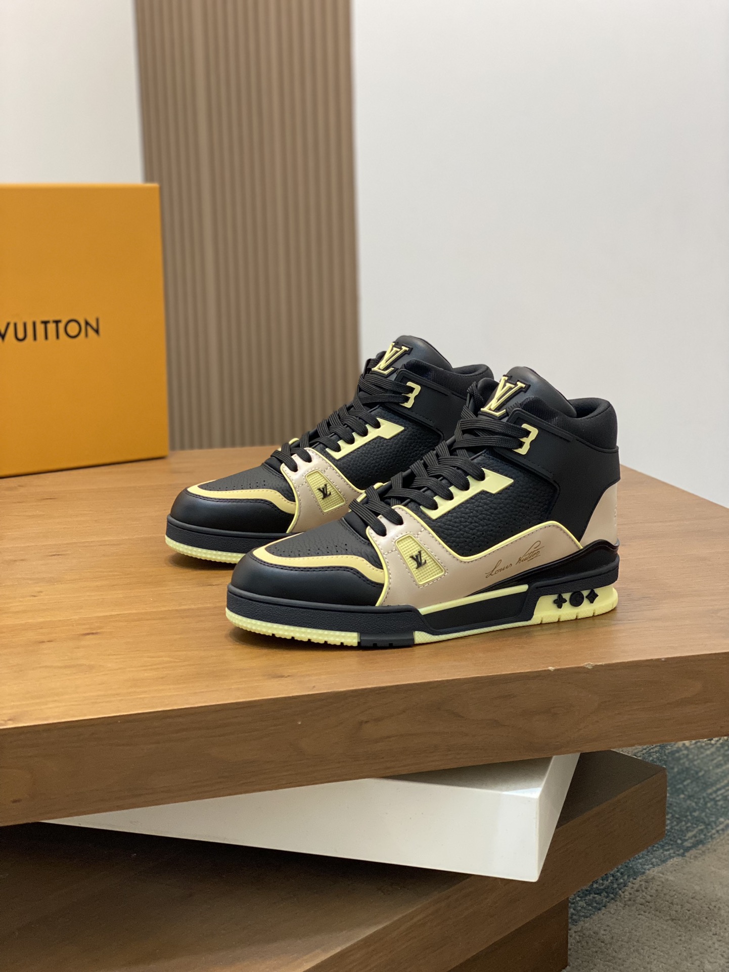 루이비통(Louis Vuitton) LV 프리미엄 나파 레더 펀칭 로고 스니커즈 신발