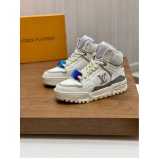 루이비통(Louis Vuitton) LV 프리미엄 나파 레더 펀칭 로고 스니커즈 신발