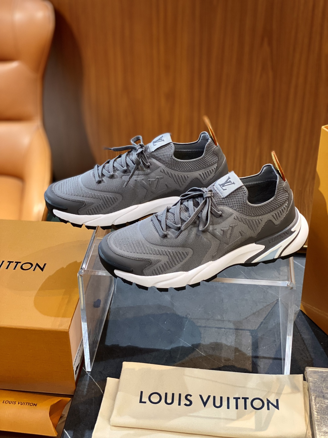 루이비통(Louis Vuitton) LV 러너 타틱(Runner Tatic) 테크니컬 스니커즈 신발