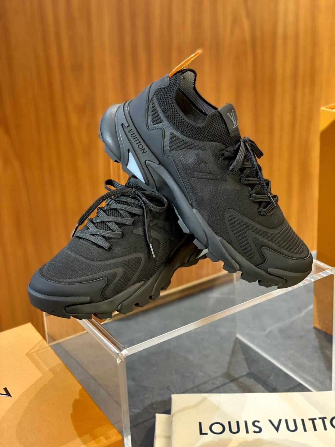 루이비통(Louis Vuitton) LV 러너 타틱(Runner Tatic) 테크니컬 스니커즈 신발