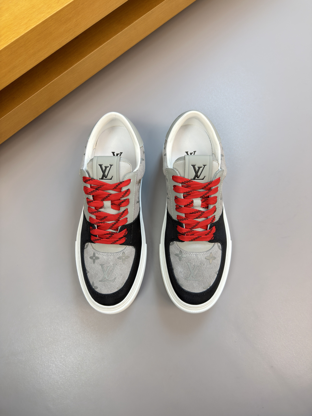 루이비통(Louis Vuitton) LV 멀티 소재 믹스 럭셔리 스니커즈 신발