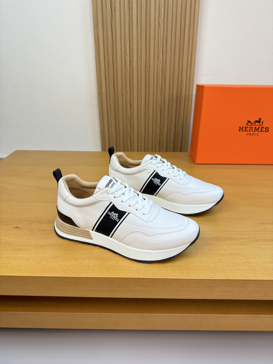 에르메스(HERMES) 나파 레더 로고 웨빙 스니커즈 신발