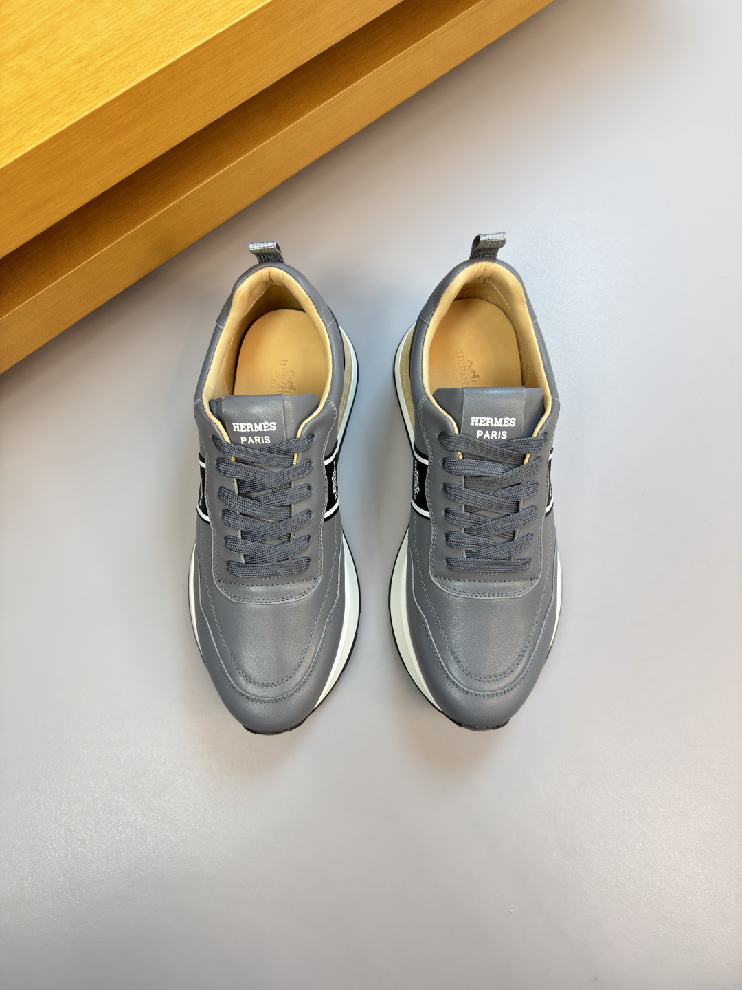 에르메스(HERMES) 나파 레더 로고 웨빙 스니커즈 신발